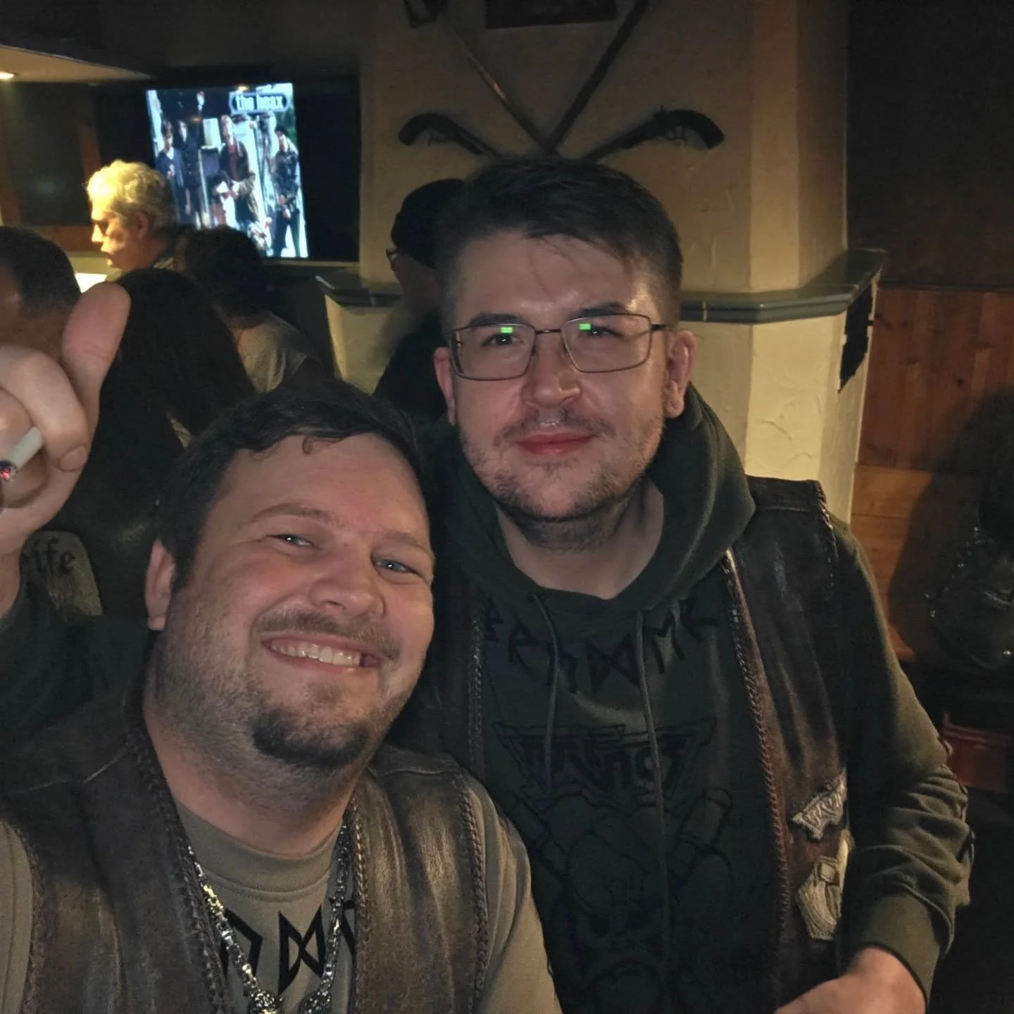 Basti, Chriss und Andi waren zu Besuch bei den MC Raubritter Wolfstein.
Wieder einmal eine sehr erfolgreiche Party mit viel Spa&szlig;, tollen Gespr&auml;chen und guten Durst 😁
Immer wieder klasse bei euch 😎