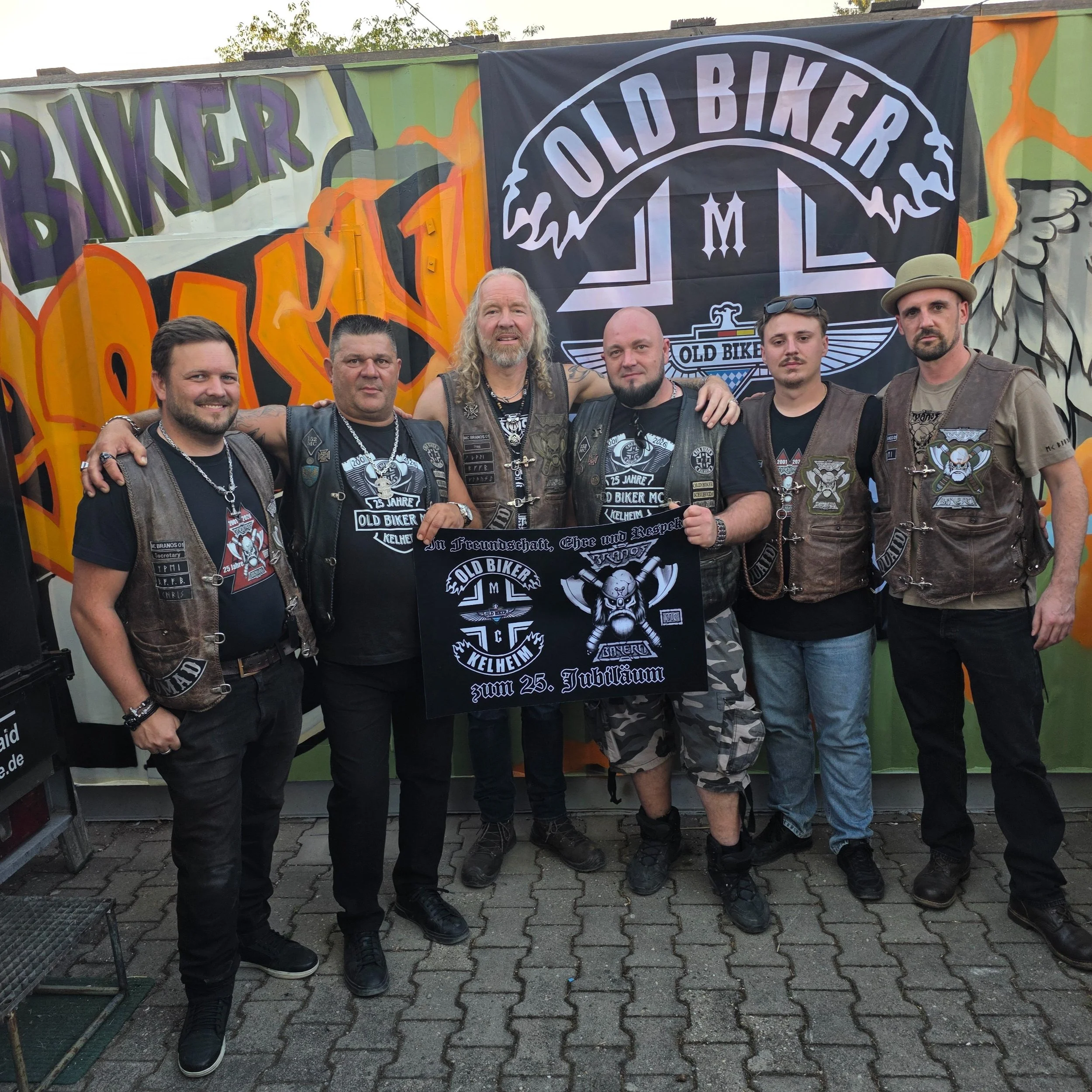 Pr&auml;si Klause, Secretary Chriss, Treasurer Josef, Hanger Domi und Unity Andy waren gestern beim 25. Jubil&auml;um des MC Old Biker Kelheim! Wir gratulieren herzlichst zum Bestehen! Auf weitere viele gemeinsame Jahre.
Auch konnten wir unser &uuml;