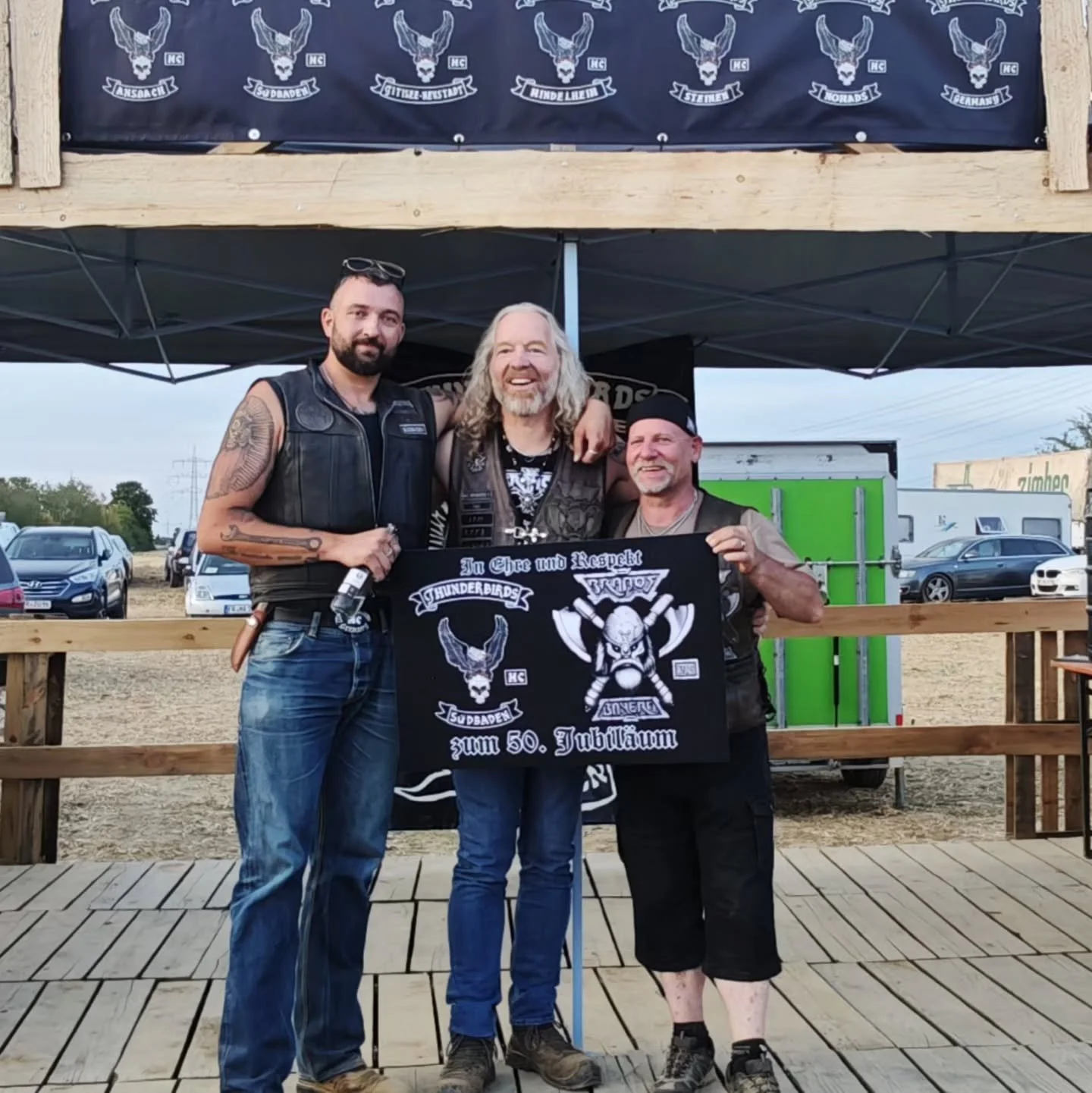 W&auml;hrend Secretary Chriss, Hanger Domi und Unity Andy beim MC Mj&ouml;lnir Eastside waren, sind Pr&auml;si Klause und Hanger Heiko nach S&uuml;dbaden zu den MC Thunderbirds gefahren um deren 50 j&auml;hriges Jubil&auml;um mit zu feiern!
Auch an d