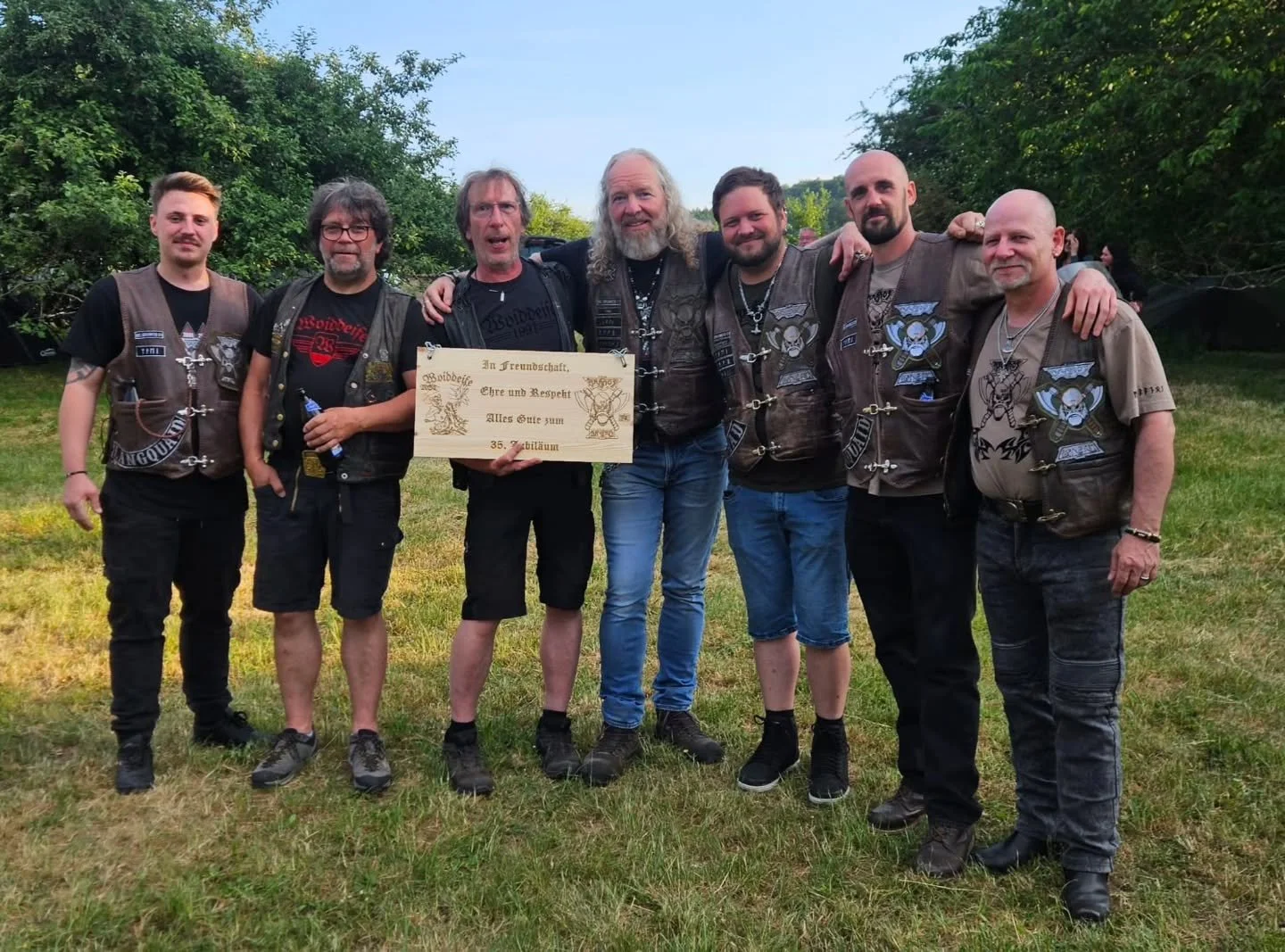 Pr&auml;si Klause, Secretary Chriss, Hangaround Heiko, Domi und Unity Andi waren zu Gast beim MST Woiddeife zu deren Sommerparty und 35. j&auml;hrigen Jubil&auml;um!
Wie immer eine mega geile Party mit super Stimmung und bestem Wetter!
Wir gratuliere