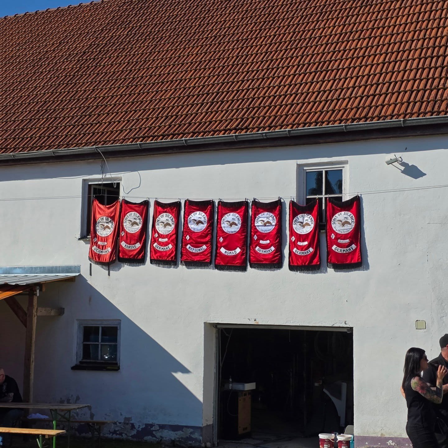 Pr&auml;si Klause, Secretary Chriss, Hangaround Heiko und Unity Andy waren bei den MC Sons of Silence Freising zum 25. J&auml;hrigen Jubil&auml;um.
Wir gratulieren hier auch nochmal ganz herzlich und freuen uns auf weitere Jahre!