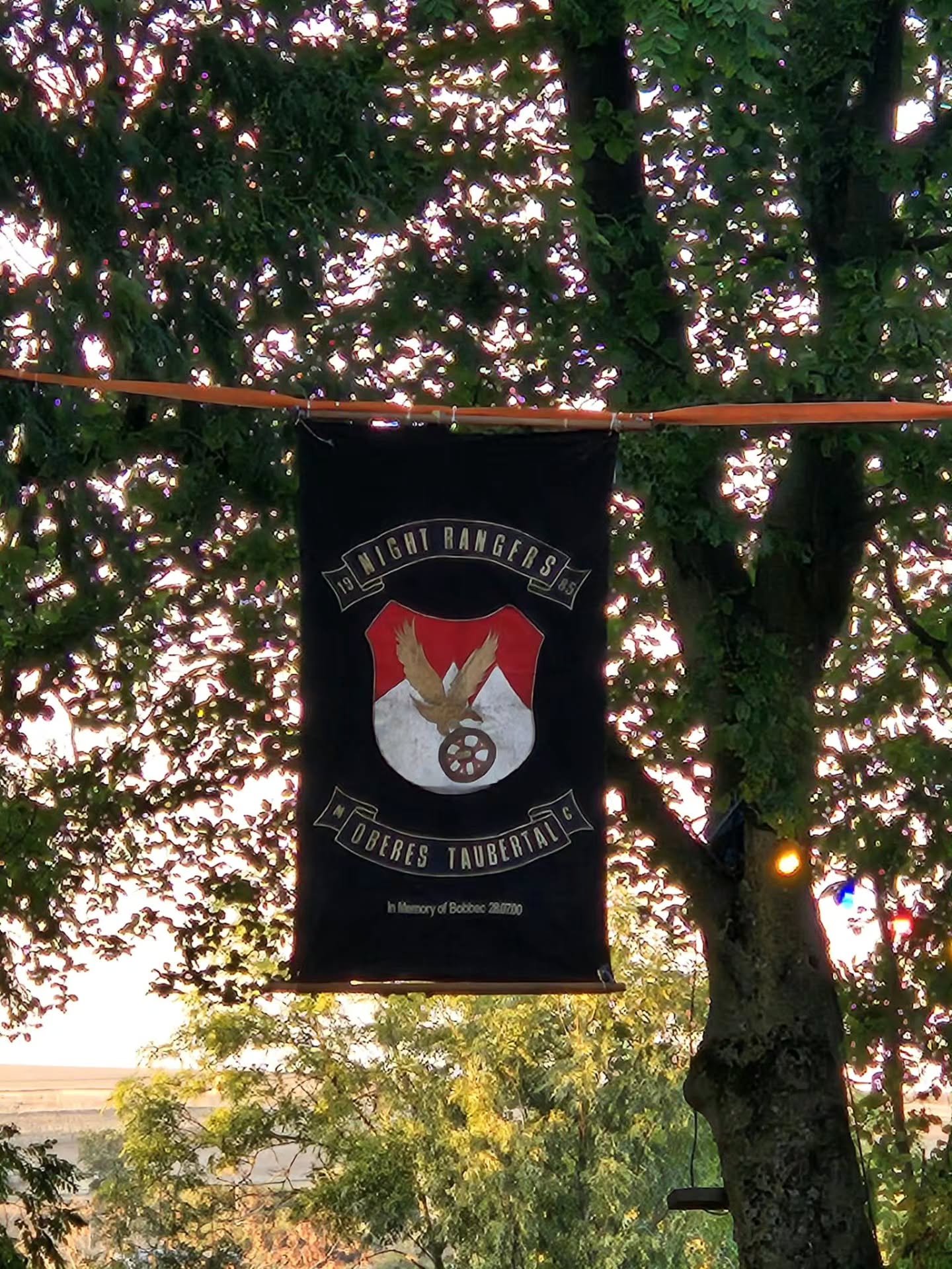 Nat&uuml;rlich waren wir die letzten Wochen nicht faul, sondern sind auch wieder gut unterwegs gewesen.
Klause hat unsere Freunde Night Rangers MC im Taubertal besucht.
Klause, Chriss, Josef und Heiko den Born Free MC Bavaria zum 50. Jubil&auml;um un