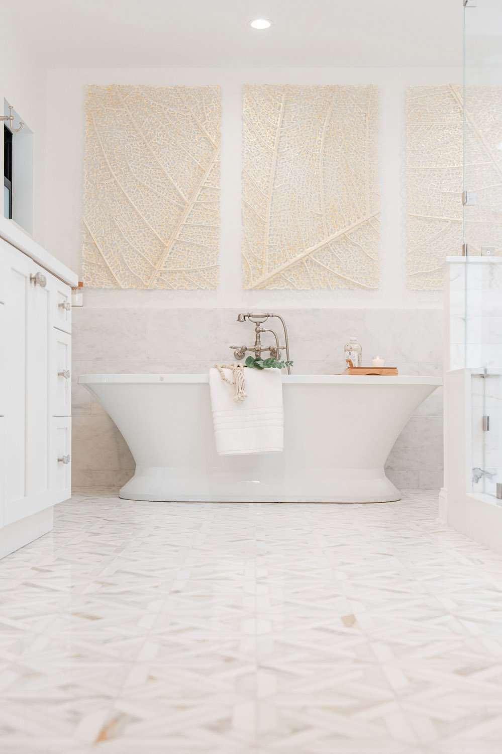 Freestanding tub centered under woven wall panels
