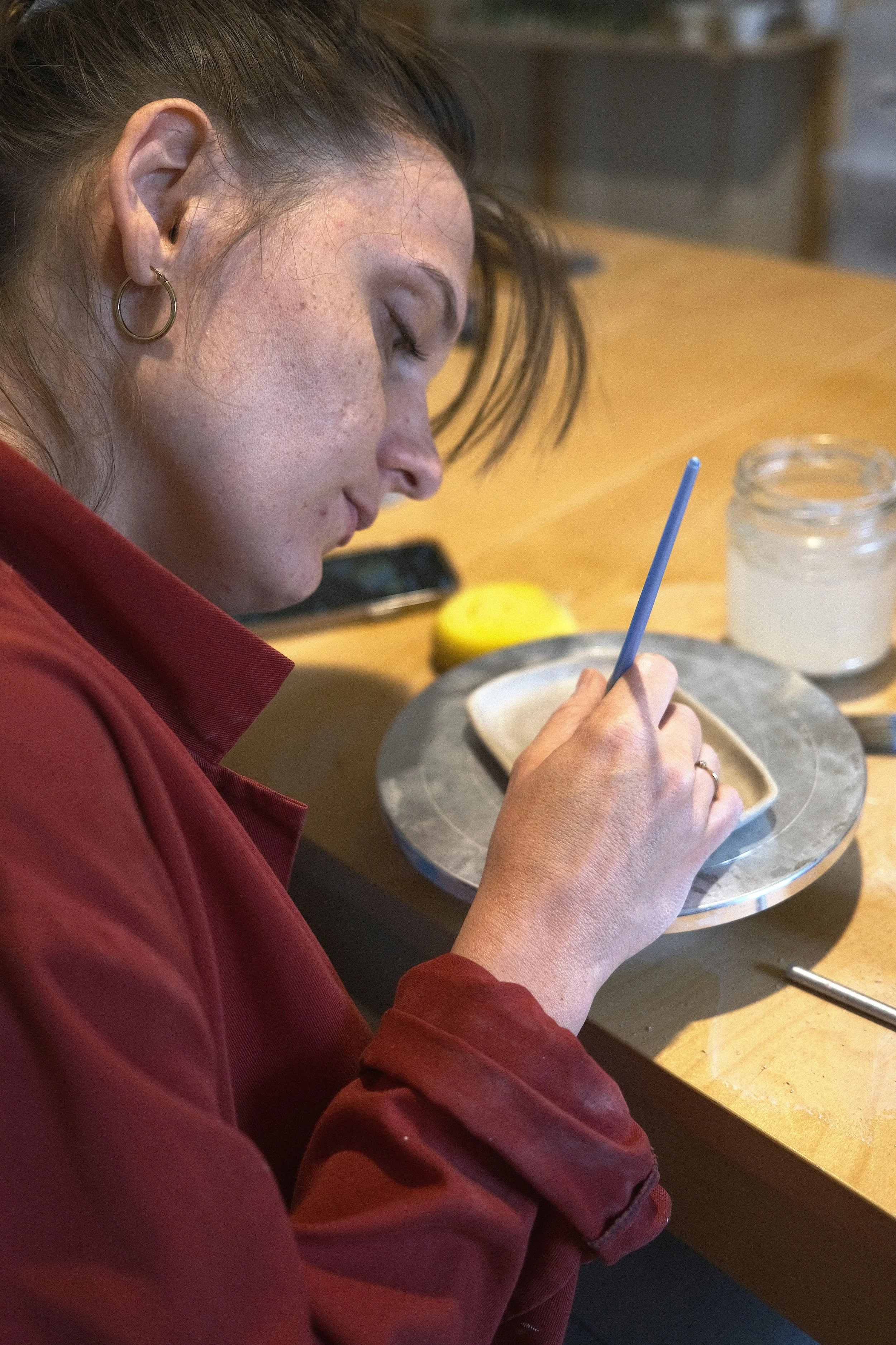 artisanat, céramique peinte à la main, céramiste, poterie artisanale, décor à la main, illustration sur poterie