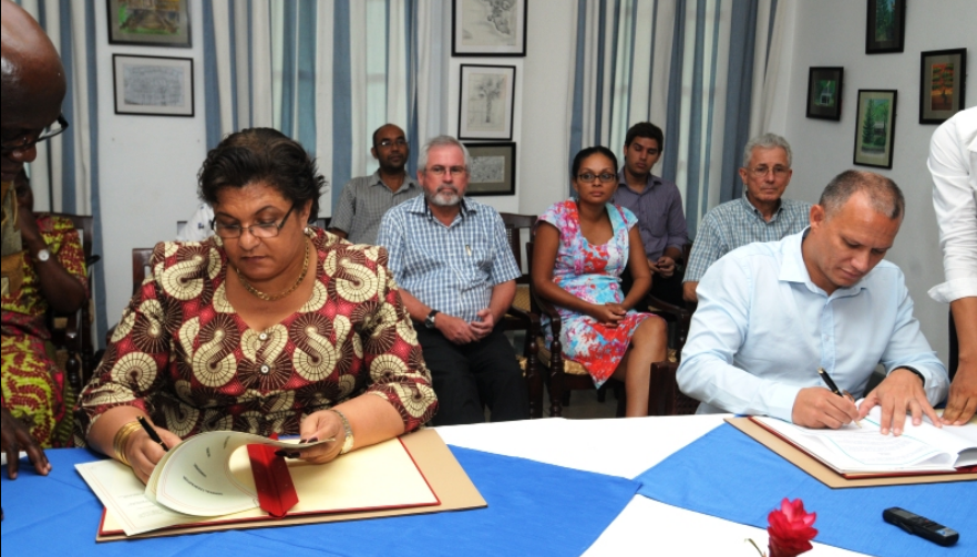 Foreign Minister of Ghana, Dr. Tetteh, and Foreign Minister of Seychelles, Mr. Adam, signing bilateral administrative cooperation agreement