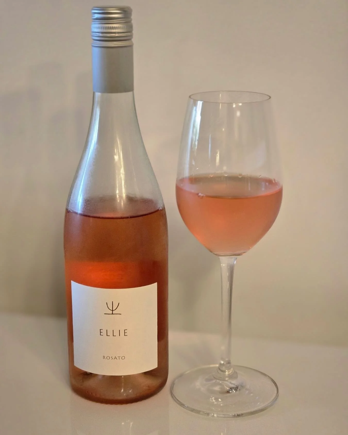 Delicious, affordable rose - outtasite!  #matchvino #staceyandfrancois #knowyourfarmers #drinkitalianwine #thegoodjuice
