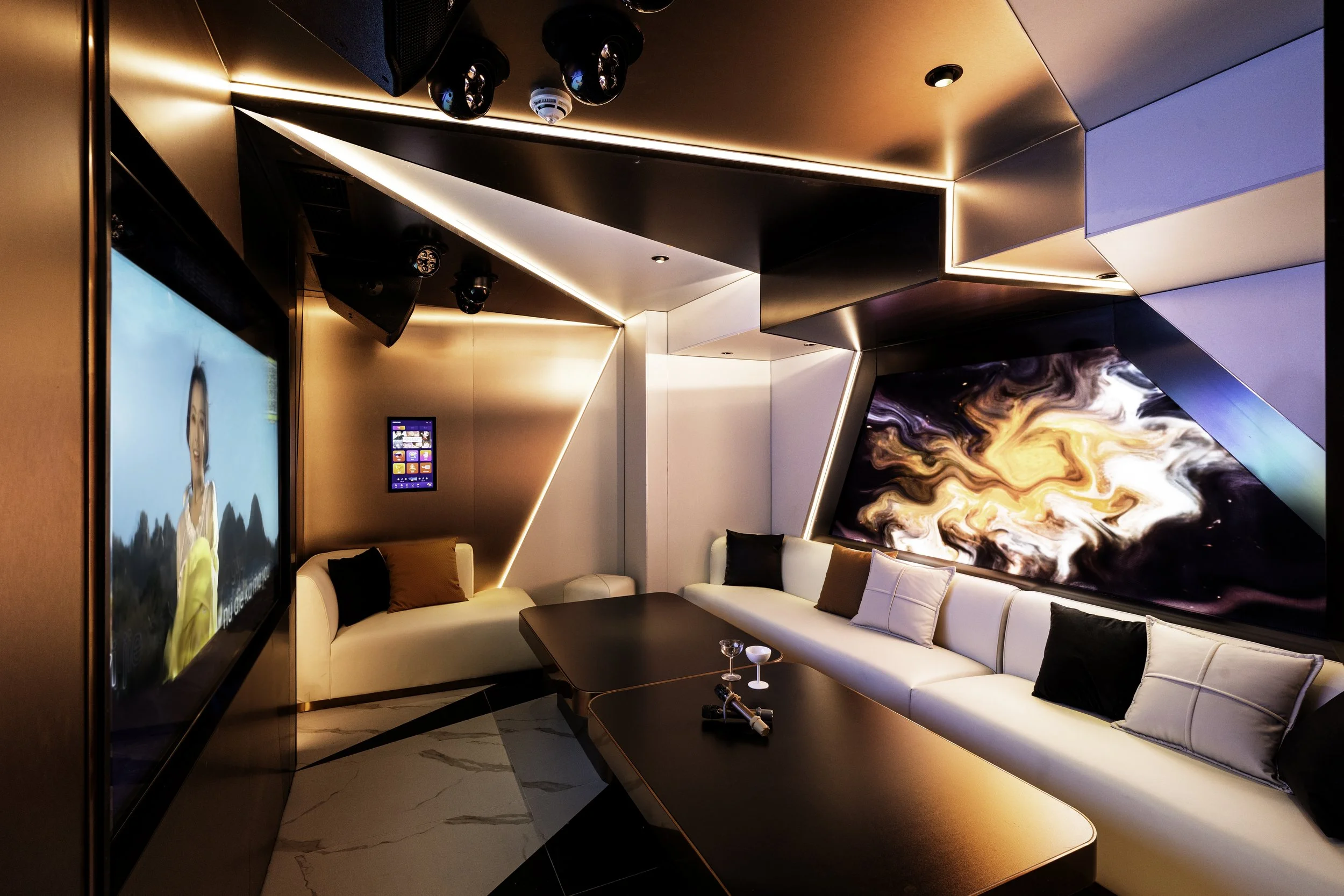 U9 room 06 - darker.jpg