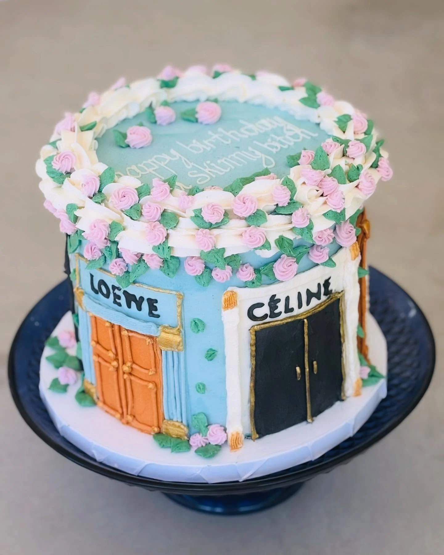 &ldquo;I may be a beginner at some things, but I&rsquo;ve got a black belt in shopping&rdquo; - Phyllis Nefler (iykyk)

Loved making this cake for my most fashionable friend!! 👠

#fashioncake #cake #shoppingcake #cakedecorating #cakecakecake #cakede