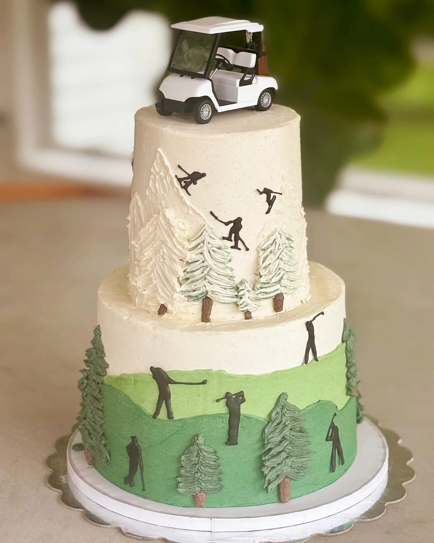 This was a fun one to make! A large two tier for a golfer and skier. The silhouettes are edible royal icing transfers! 🏌️⛷️

#cake #cakecakecake #golfcake #skicake #cakesformen #faultlinecakedesign