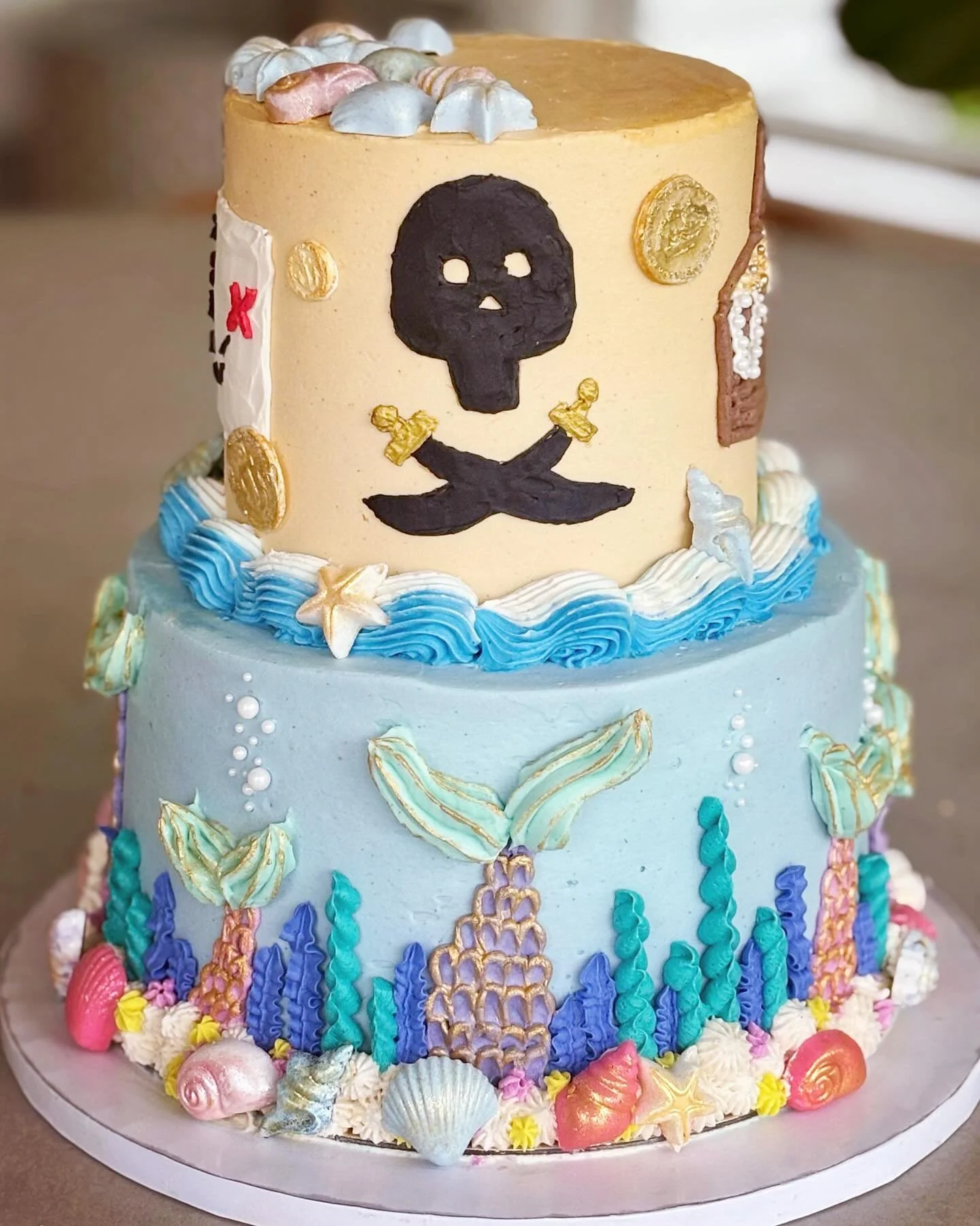 Mermaids in the water 🧜&zwj;♀️, pirates on the sand 🏴&zwj;☠️ 

loved making this cake for the cutest sibling birthday party!

#cake #cakedecorating #mermaidcake #piratecake #cakecakecake