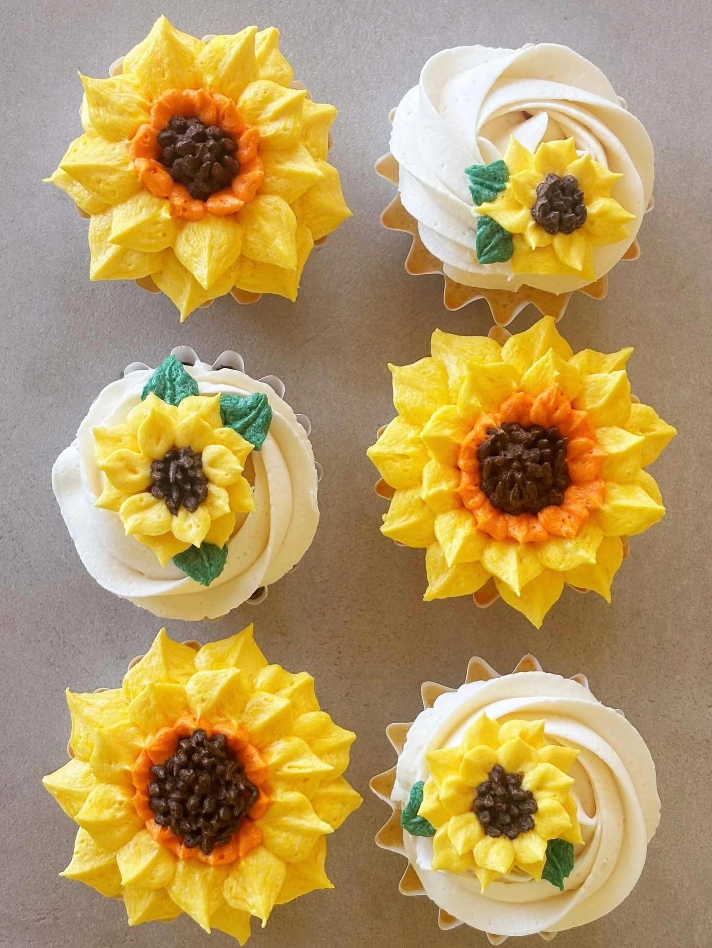 🌻🌻🌻

#cupcakes #sunflowercake #sunflowercupcakes #cupcakedesign #cupcakedecoration #buttercream #buttecreamflowers #sunflower