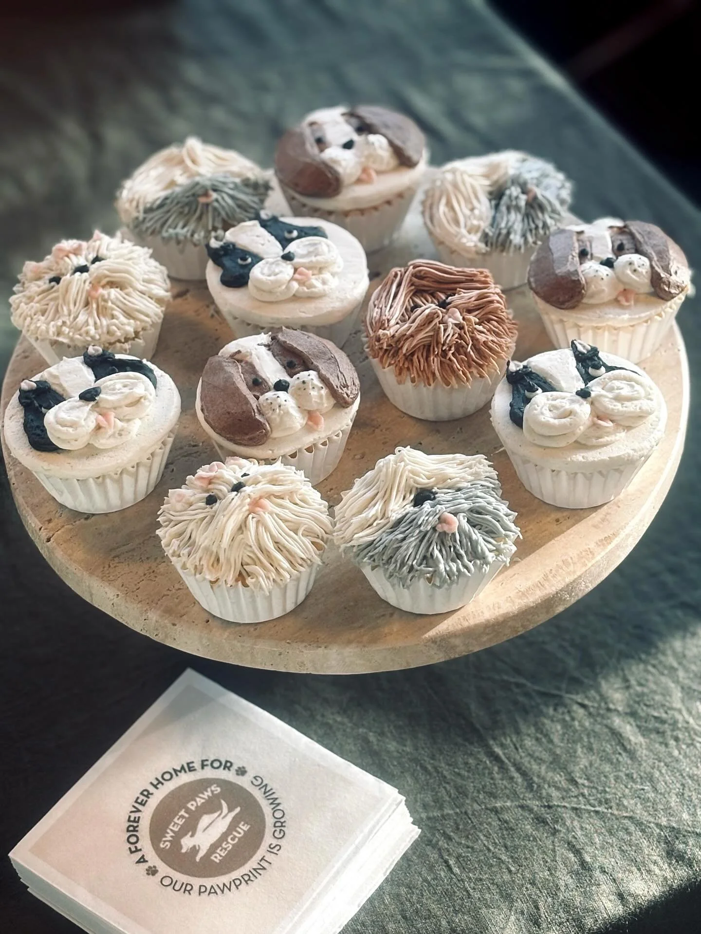 Loved making these pupcakes for the most amazing organization! Thank you @sweetpawsrescue and @ivoryandbone for hosting a great event!
#cupcakes #pupcakes #cupcakedecorating #dogrescues