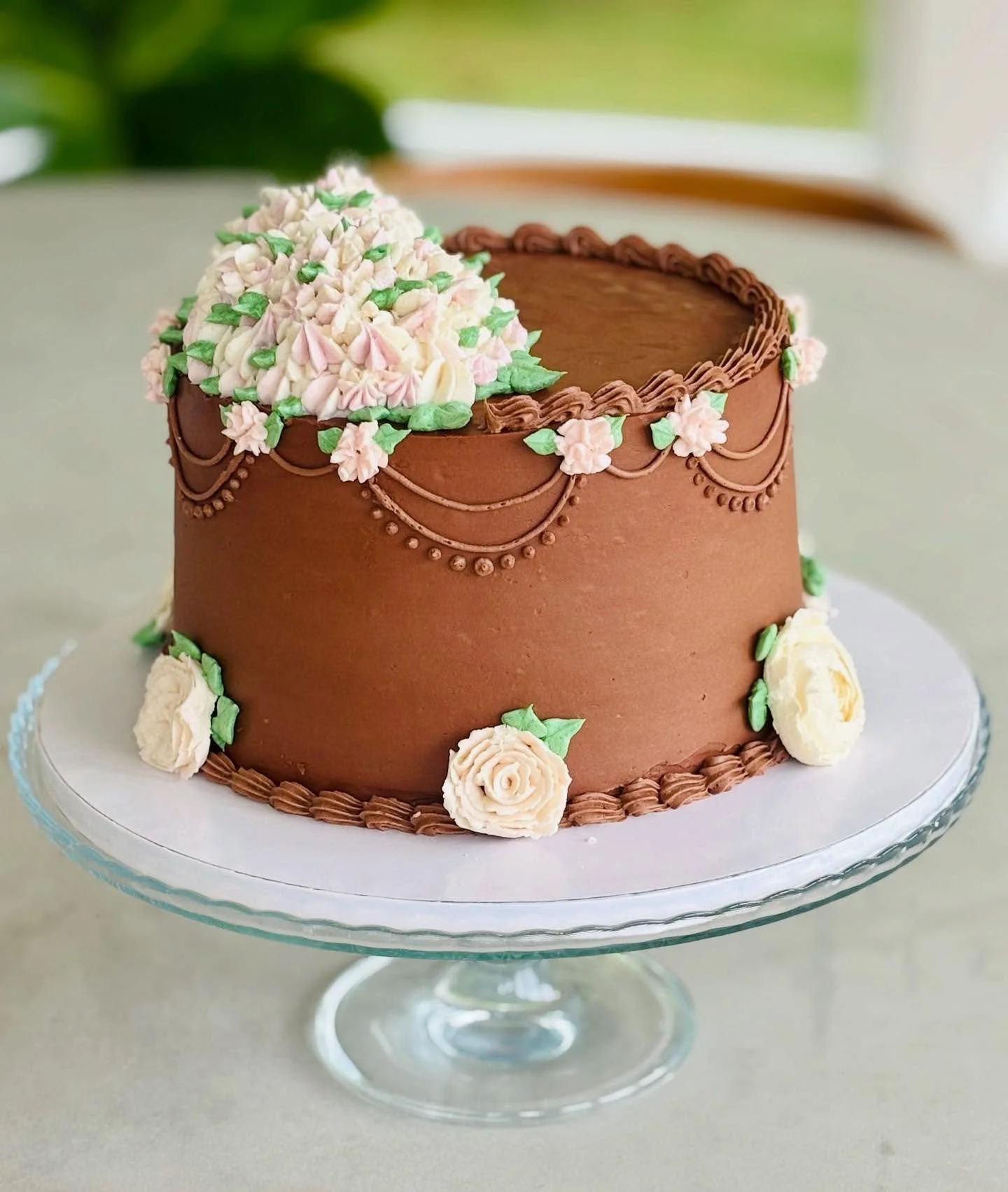 The most delicious chocolate frosting deserves some pretty flowers to go with it! Loved making this elegant floral cake π
#cakecakecake #cakedecorating #chocolatecake #vintagecake #newburyportcakes #newburycakes