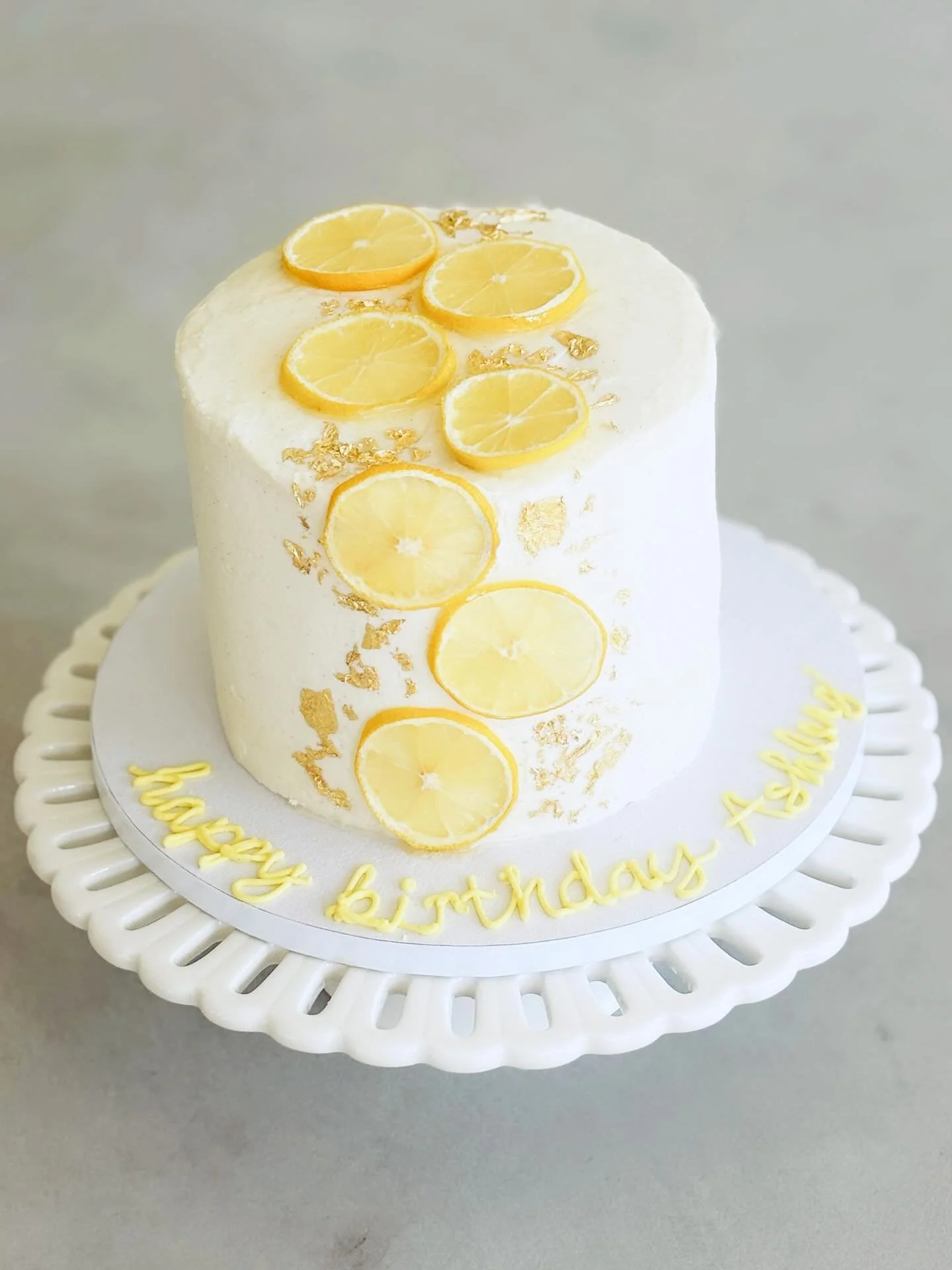 Pretty little lemon cake with lemon curd and cream cheese frosting π
#cake #cakedecorating #cakedesign #lemoncake #lemoncakeπ #goldleaf #newbury #newburyport