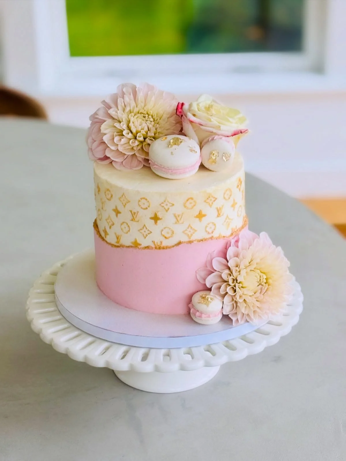 Bougie little birthday cake! Lemon with raspberry filling and vanilla buttercream with homemade macarons and fresh flowers. π©·π
#cakecakecake #cakedecorating #cake #louisvuittoncake #fashioncake #faultlinecake