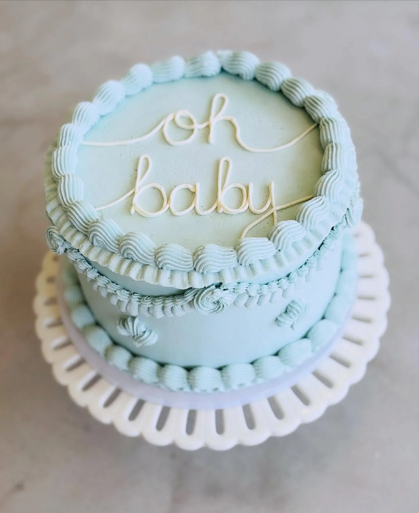 Pretty little baby shower cake π©΅
Carrot cake with white chocolate ganache and vanilla buttercream π°
#cake #cakedecorating #babyshowercake #bluecake #babyblue #carrotcake #vintagecake #babycakes #ohbabycake