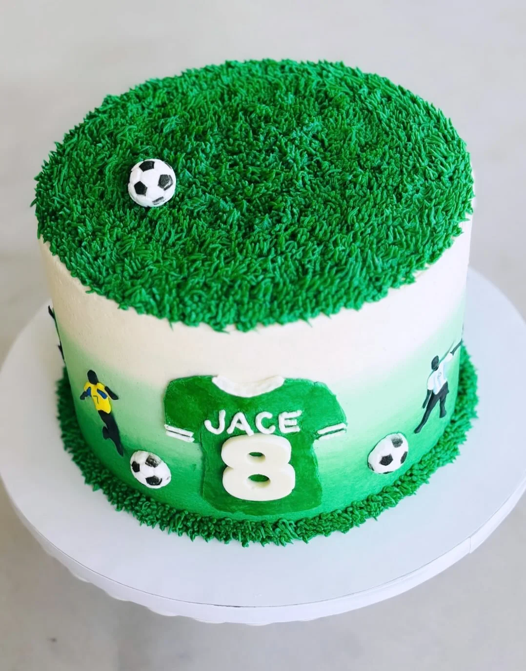 Ole ole! Loved making this soccer themed 8th birthday cake for a kid that loves Messi and Romano. 💚⚽️

Everything edible! Soccer players are royal icing transfers &amp; soccer balls are pressed sugar (shoutout to @pieceocakenh for coming through wit