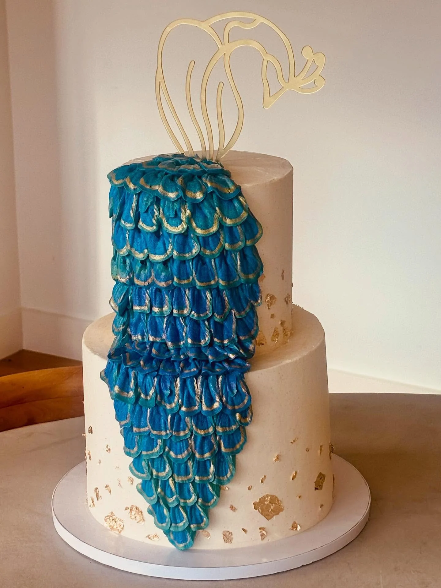 A little in love with this peacock cake! 🦚
Chocolate cake with chocolate ganache and raspberry curd 💝

#peacockcake #peacockcakes #peacockcakedesign #peacockcake #cake #cakedecorating #cakesofinstagram #buttercreamart #buttercream #goldcake #cakede