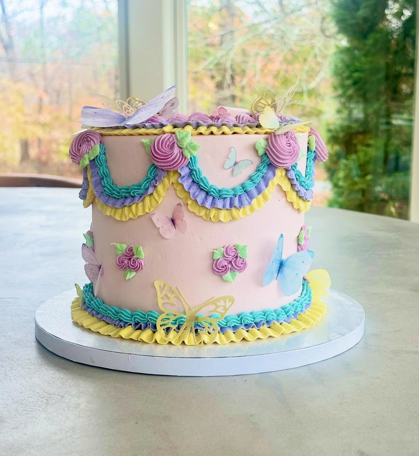 🌈🦋

#cakedecorating #butterflycake #vintagecake #butterflyvintagecake