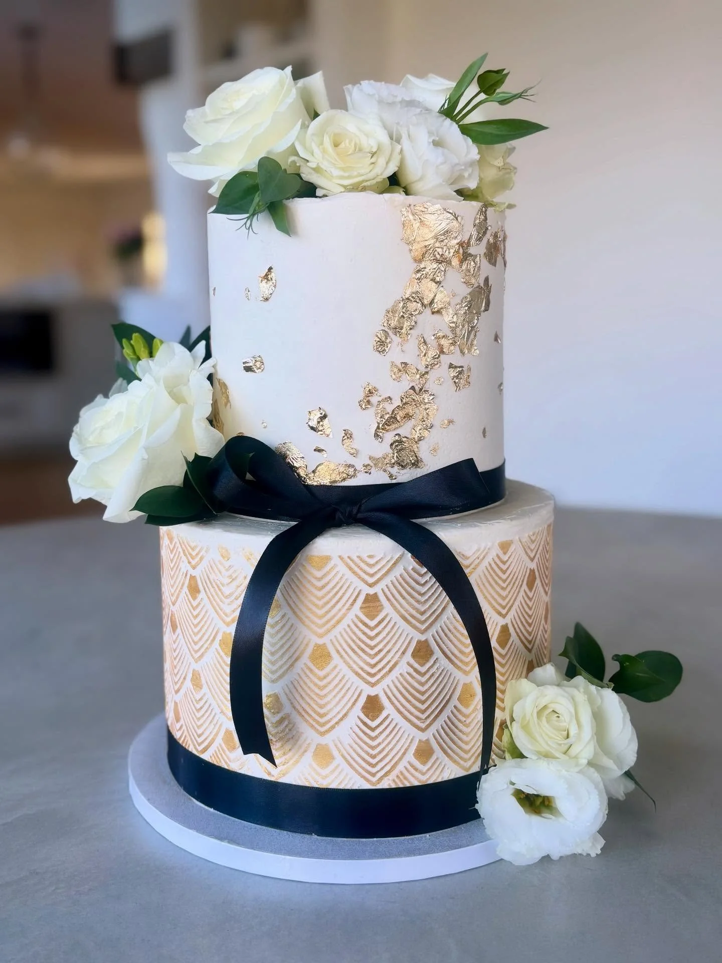 Black white and gold theme for a 1920&rsquo;s party! Thank you to @thehivenbpt for the beautiful flowers! 💐

Top tier carrot cake with cream cheese frosting, bottom tier chocolate cake with seedless raspberry filling 🧡🤎🩷

#cake #cakedecorating #g