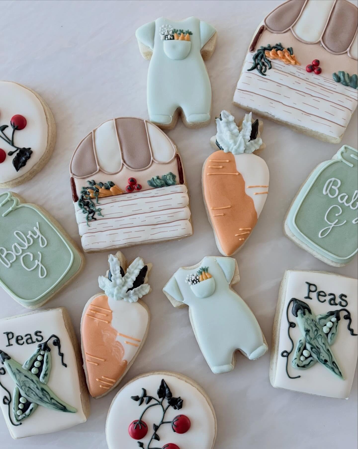 The cutest farmers market cookies for a gender neutral baby shower! 🥕🫙🥬🫛👶🏼🍼💐🤍🩵💚

#cookiedecorating #farmersmarketcookies