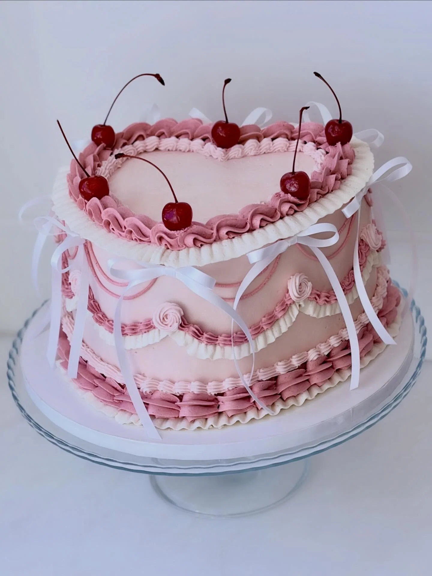 Ruffles and bows and cherries oh my! 🎀🍒🎂

Loved making this pretty very vintage cake with the cutest little smash cake twin. 

Vanilla cake with raspberry filling and vanilla buttercream 🩷