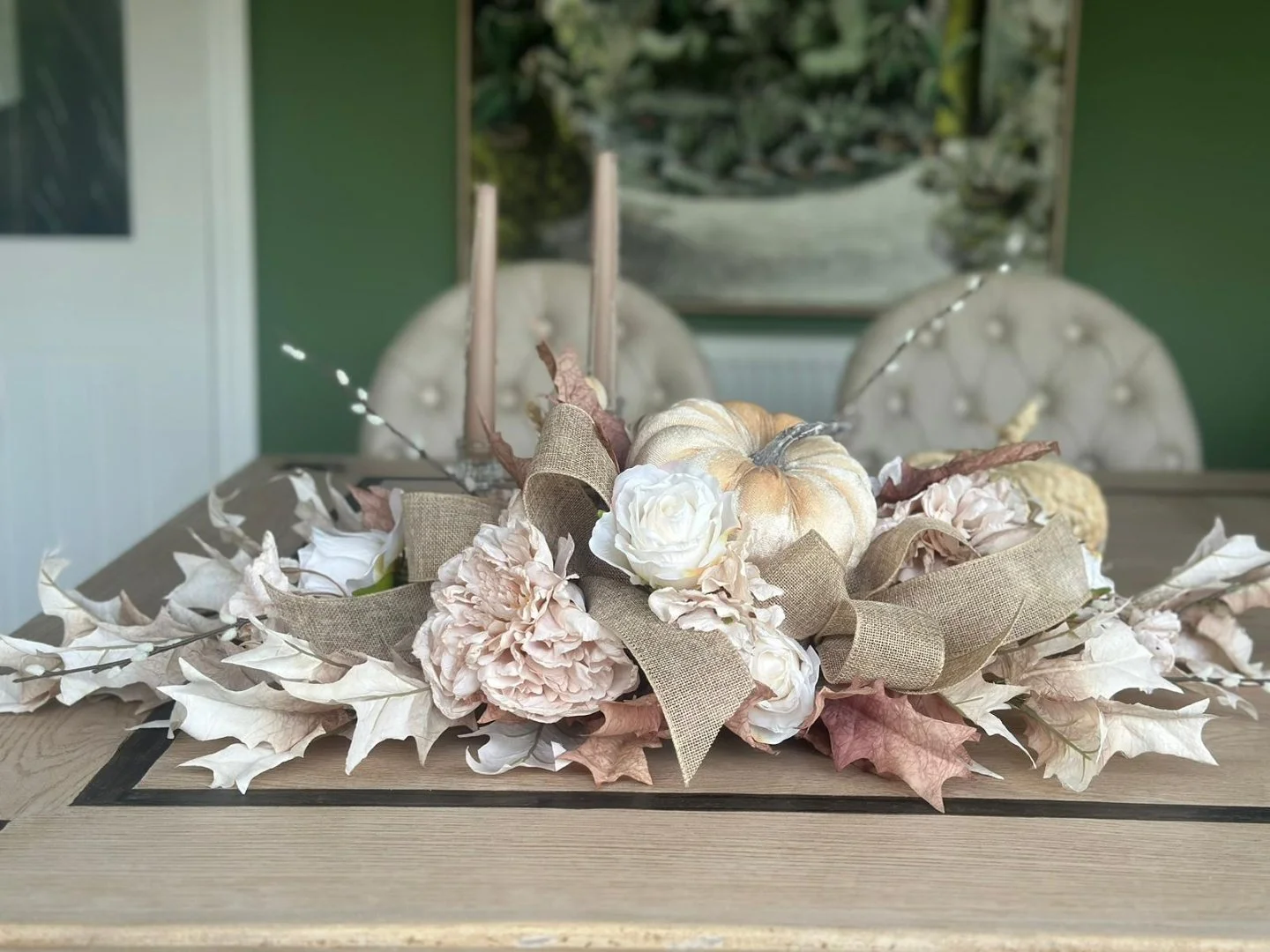🍂✨ Nothing sets the scene for autumn quite like a beautiful table centrepiece. Pumpkins, ribbons, leaves, and roses come together to create a look that&rsquo;s elegant, seasonal, and unforgettable.

I absolutely love how a well-dressed table can tra