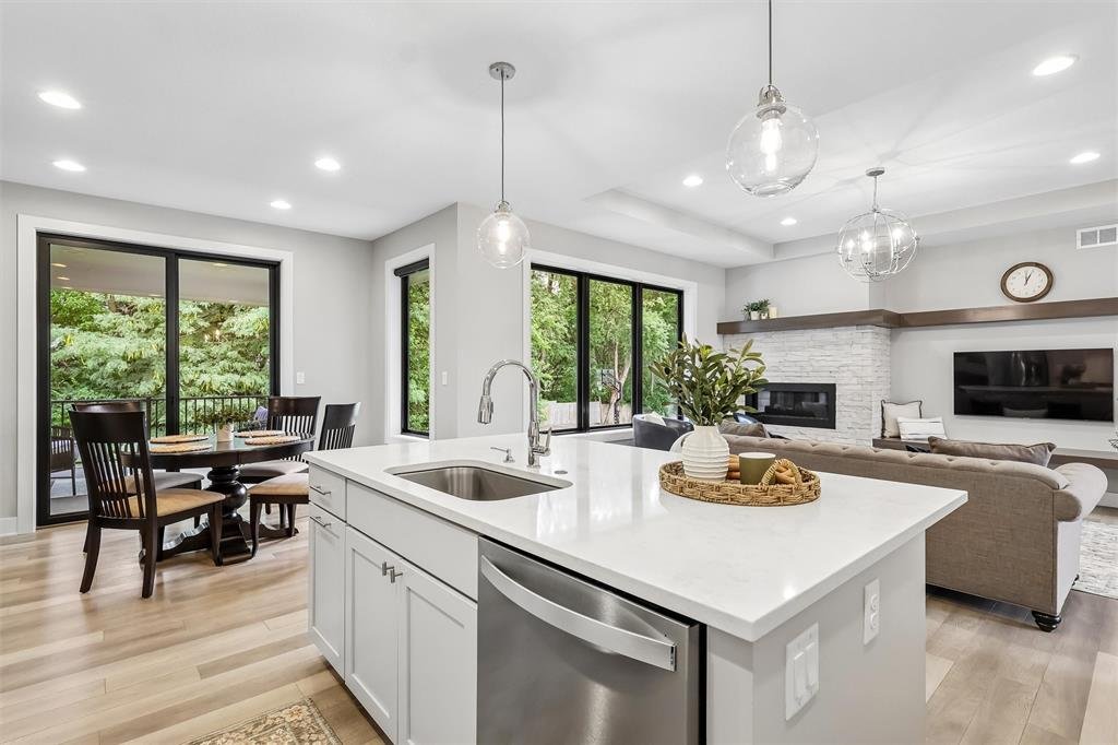 Staging - Kitchen Modern Decor