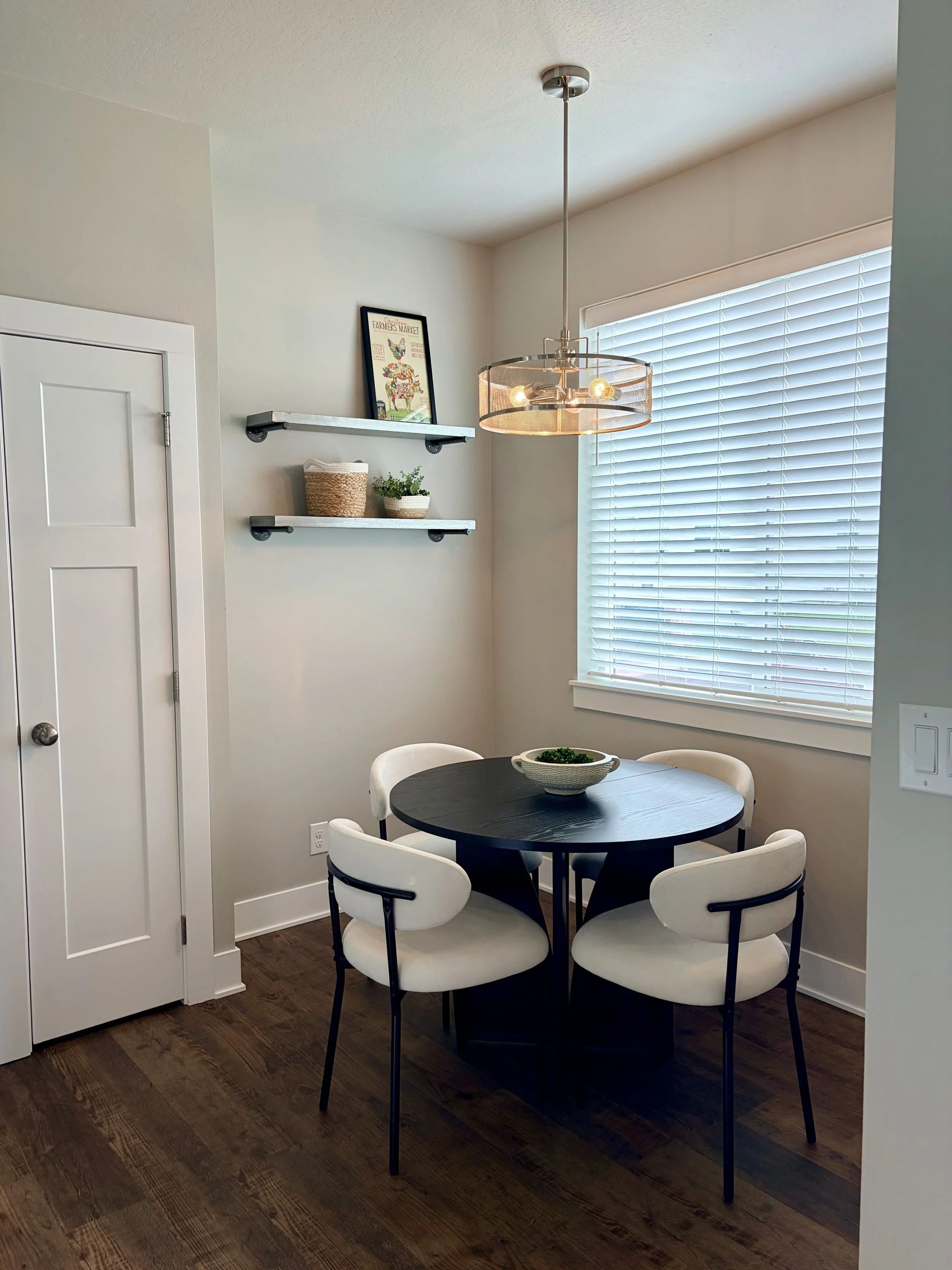 Staging - Eat in Nook
