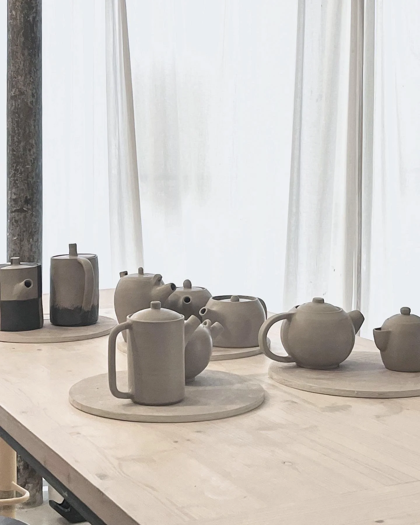 Retour sur un week end intense de tournage et d&rsquo;assemblage de th&eacute;i&egrave;res avec la c&eacute;ramiste @akiko.ceramic.paris

Le r&eacute;sultat &agrave; suivre&hellip; 🫖