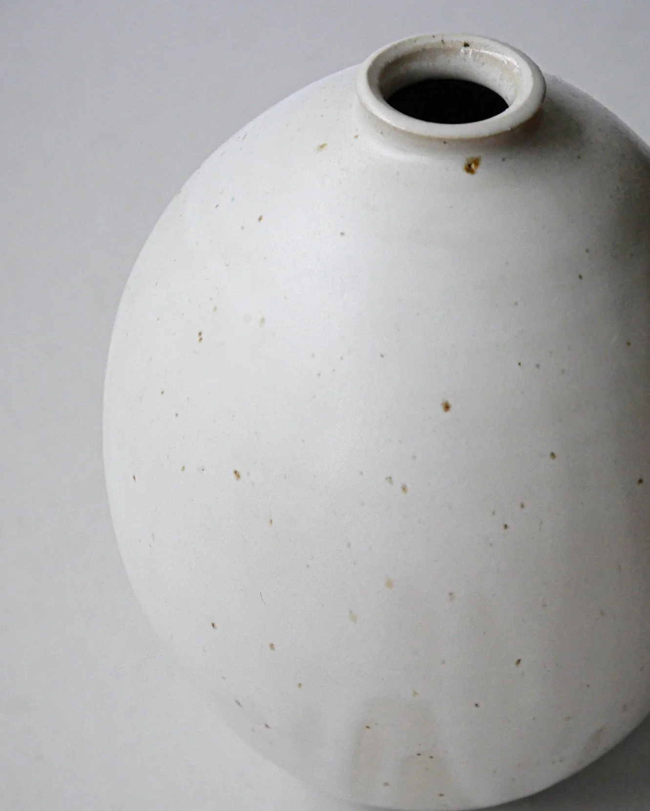 Un vase referm&eacute;, en gr&egrave;s pyrit&eacute;, et l&rsquo;&eacute;mail mat, mon pr&eacute;f&eacute;r&eacute;. C&rsquo;est l&rsquo;hiver &agrave; l&rsquo;atelier 🌨️