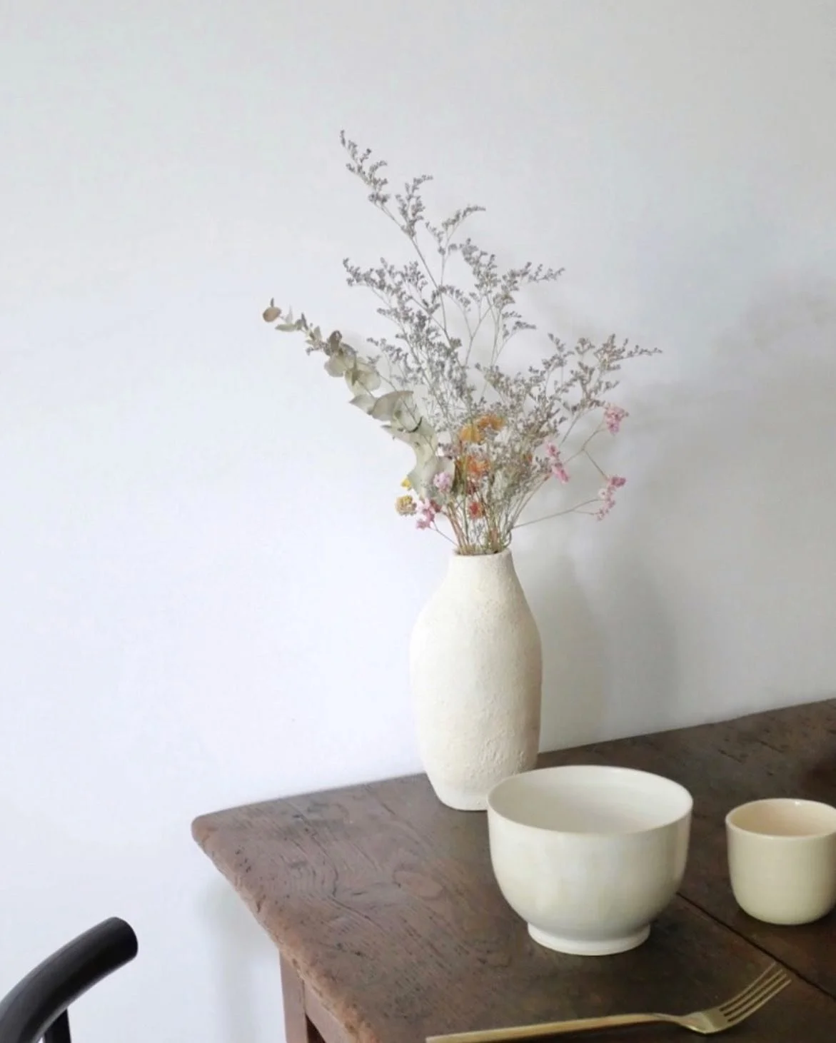 Vase, fa&iuml;ence blanche chamott&eacute;e 
- dimensions : ht. 25 / diam. 12
 
Bol, fa&iuml;ence blanche lisse / &eacute;mail satin&eacute; blanc 
- dimensions : ht. 10 / diam. 14

Gobelet, fa&iuml;ence blanche lisse / &eacute;mail brillant transpar