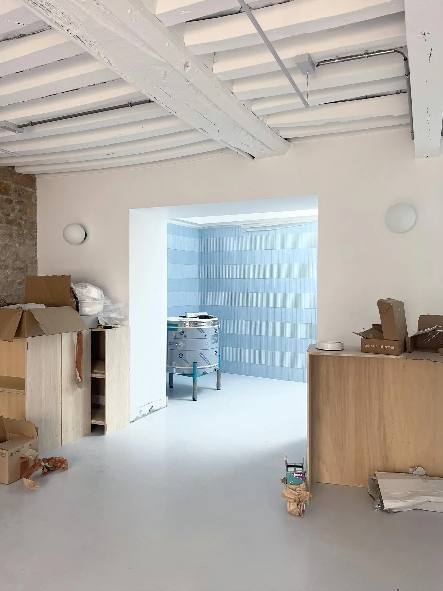 Les travaux touchent &agrave; leur fin, le four est arriv&eacute;, et l&rsquo;atelier est bient&ocirc;t pr&ecirc;t pour accueillir ses premiers &eacute;l&egrave;ves.

Ouverture en septembre,
Informations et pr&eacute;-inscriptions par mail : argiles.