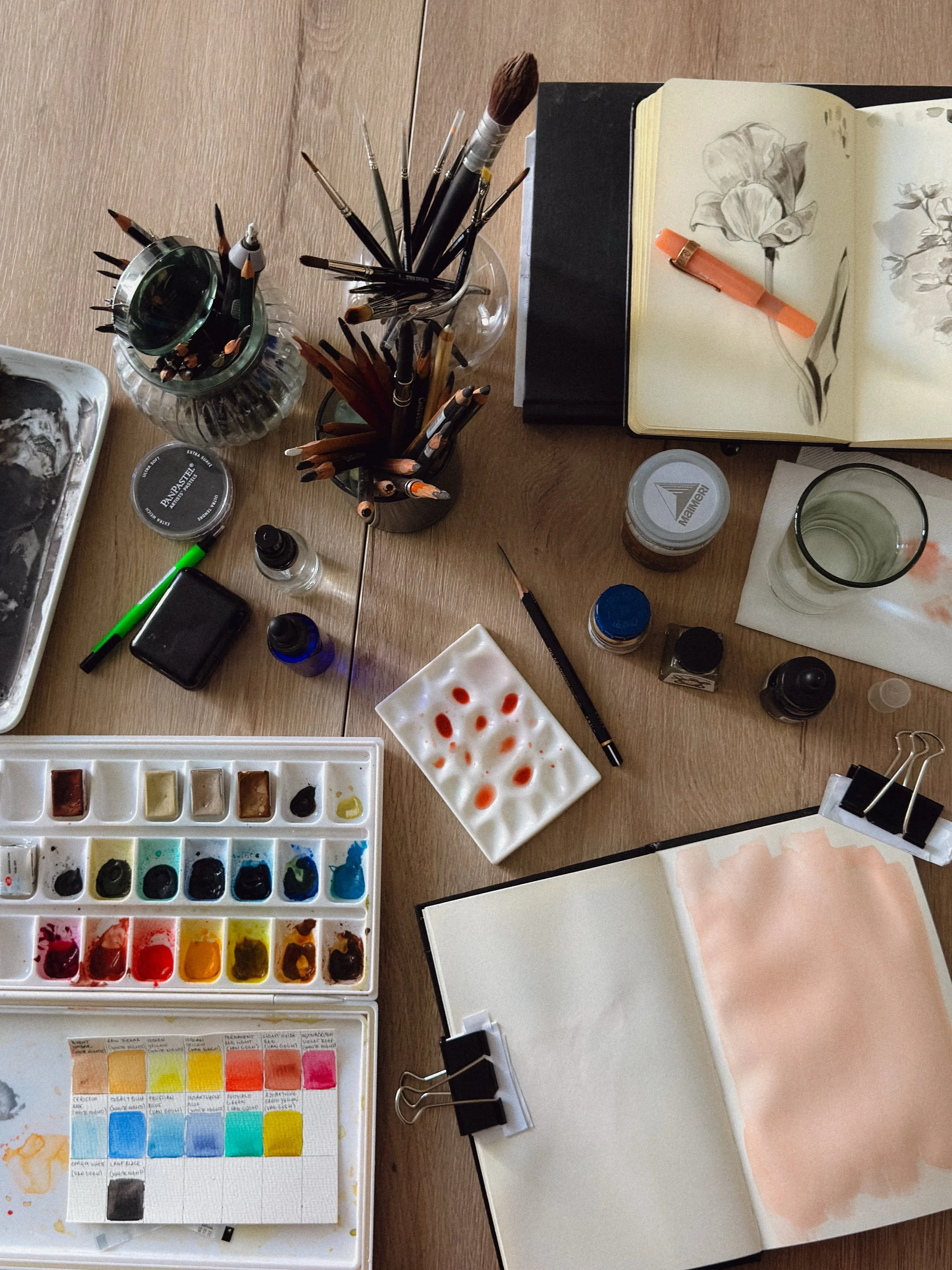 Scroll for my weekly progress 👀

Testing new materials this week: I fell in love with Schmincke&rsquo;s Aqua Bronze and Kamenskaya&rsquo;s Liquid Gold 🤌

I&rsquo;m in a love-hate relationship with gouache 😩 but that only makes me more determined t