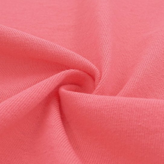 Tissu en coton rose tordu en spirale.