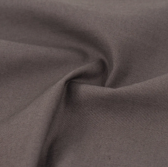 Tissu gris lisse et doux avec une texture fine.