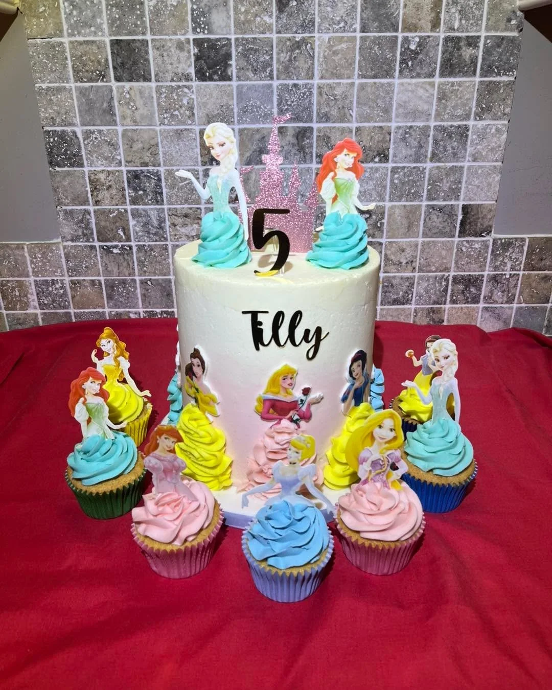 A princess cake for Tilly&rsquo;s 5th birthday. 

A lovely 7&rdquo; vanilla sponge with with 40 cupcakes to go with it. 
Such a lovely order to make. 

#bournemouthsmallbusiness #bournemouthbaker #esthersfavouritethings #cakesofinstagram #cake #princ