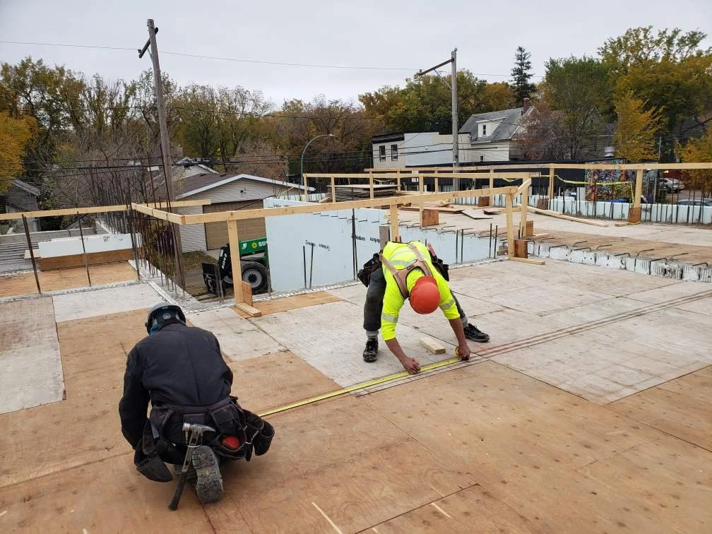 ☔Even on a rainy Thursday, precision matters.🌧️🔨
Every line measured and every board placed moves the project forward. 💪

#BuildingBetter #AGoodLifeCorporation