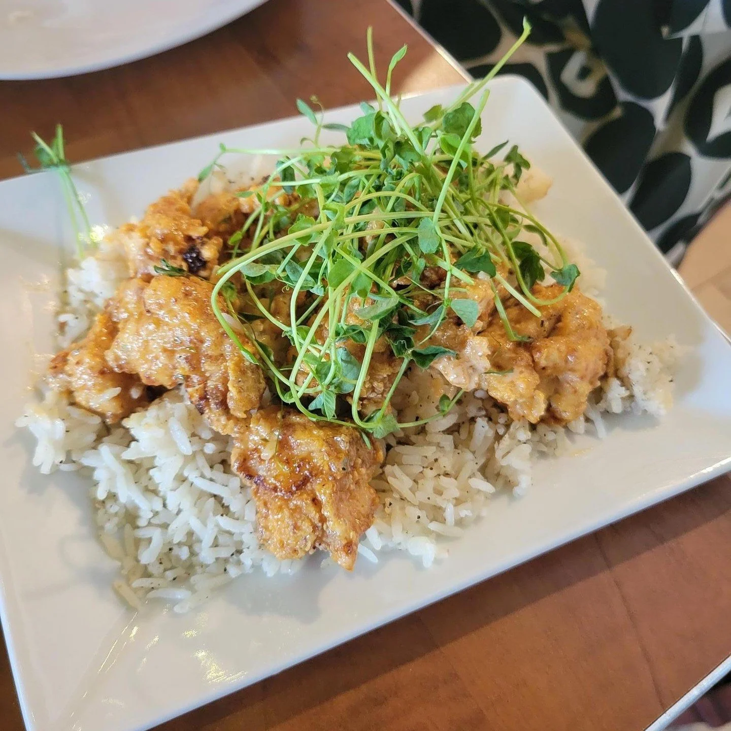 ☔Rain&rsquo;s coming down, tools are out, and Indulge Kitchen &amp; Bar is calling your name. 🍽️ We&rsquo;ll wave from across the street! 👷&zwj;♀️👋⠀(You can also now find them on UberEats!!)
⠀
Check out their menu on their page! It's hard to choos