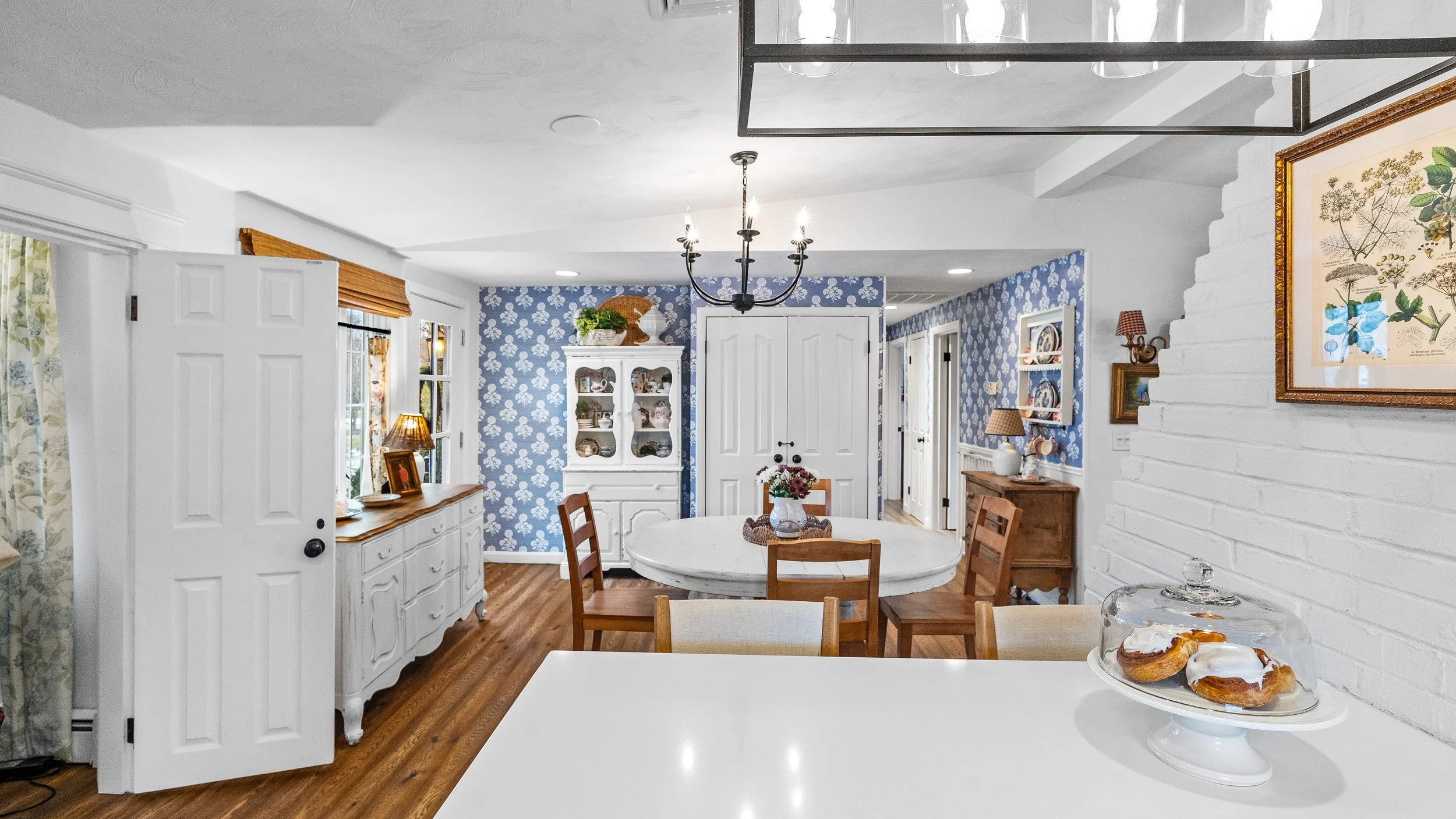 18-Kichen into Dining.jpg