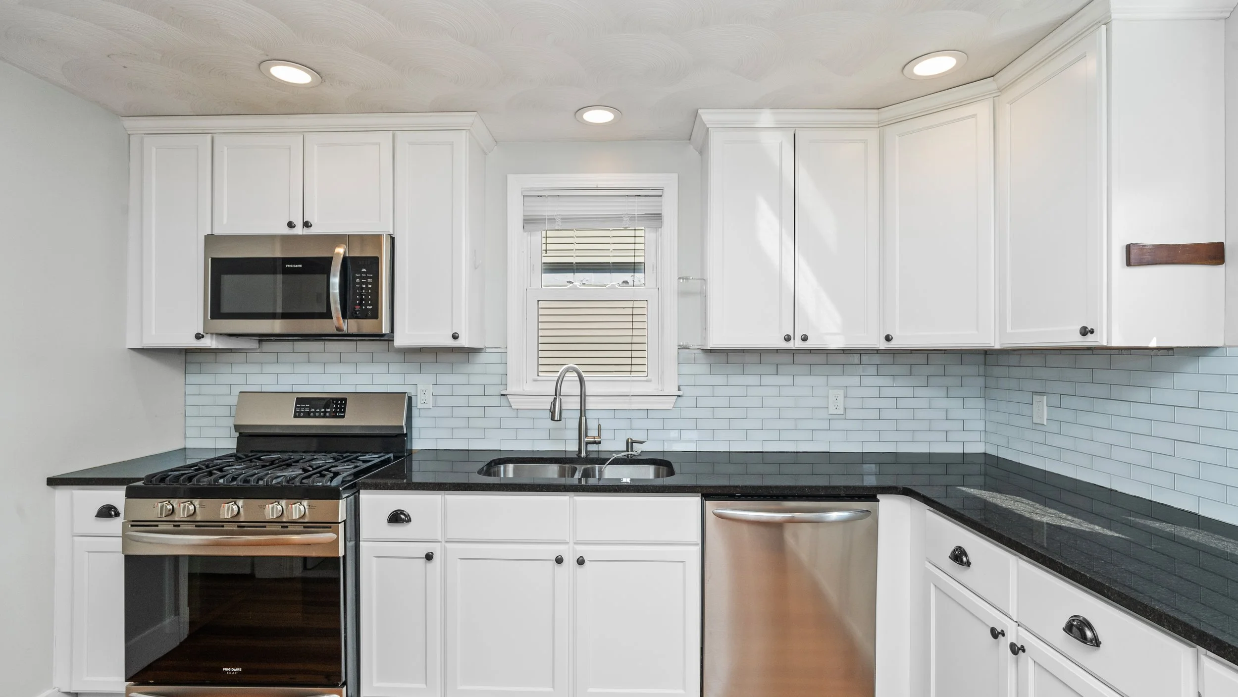 16-kitchen.jpg