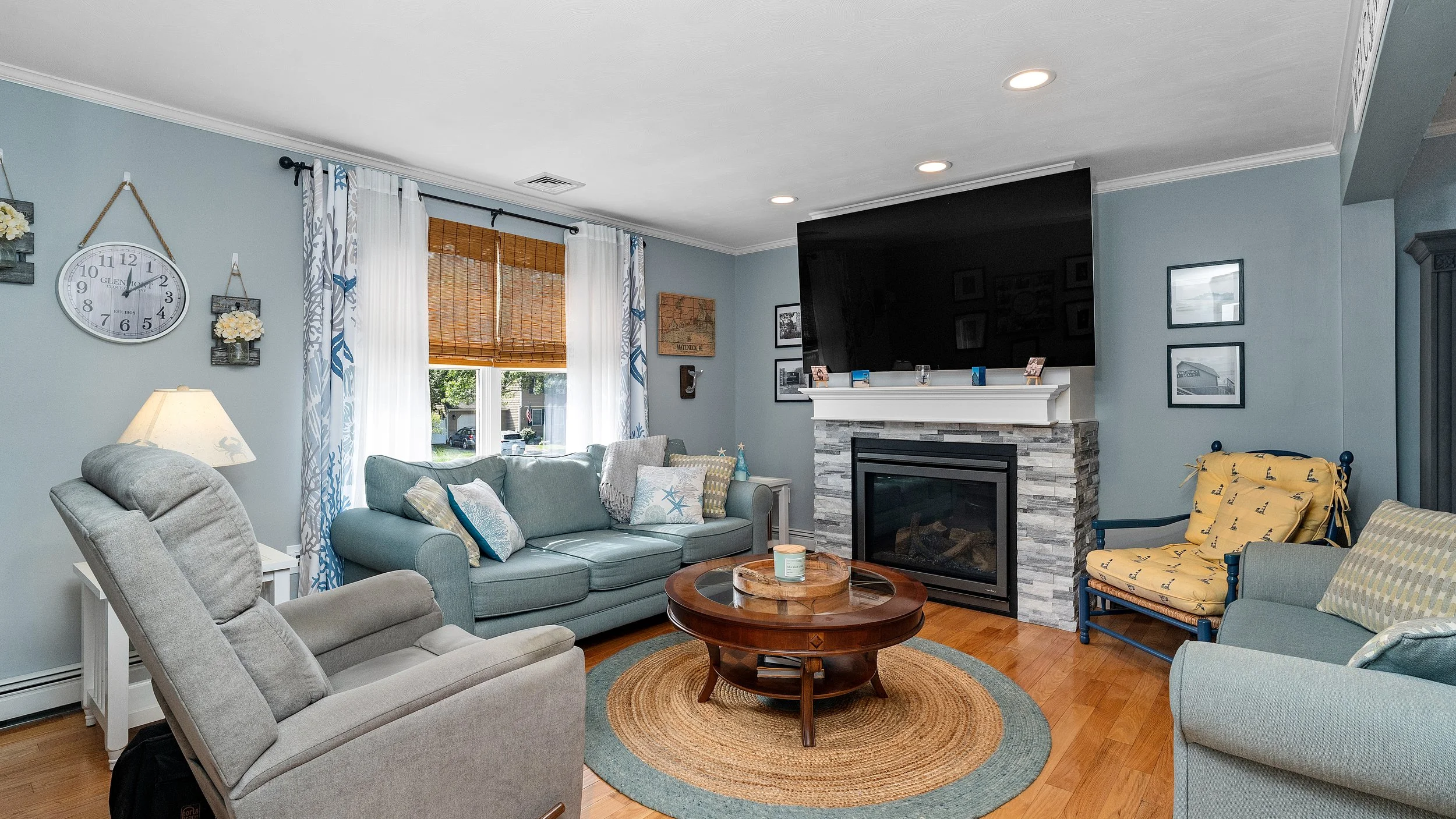 8-Living Room.jpg
