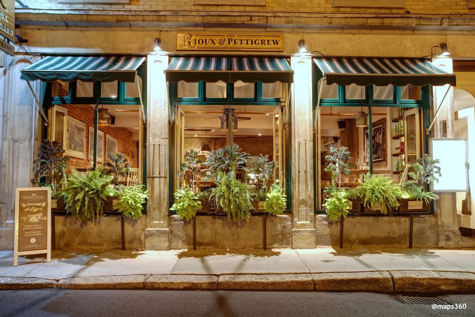 Extérieur d'un restaurant avec une enseigne qui dit 'Chez Sioux & Pettigrew', fenêtres ouvertes, décor intérieur visible, plantes vertes en pot à l'extérieur.