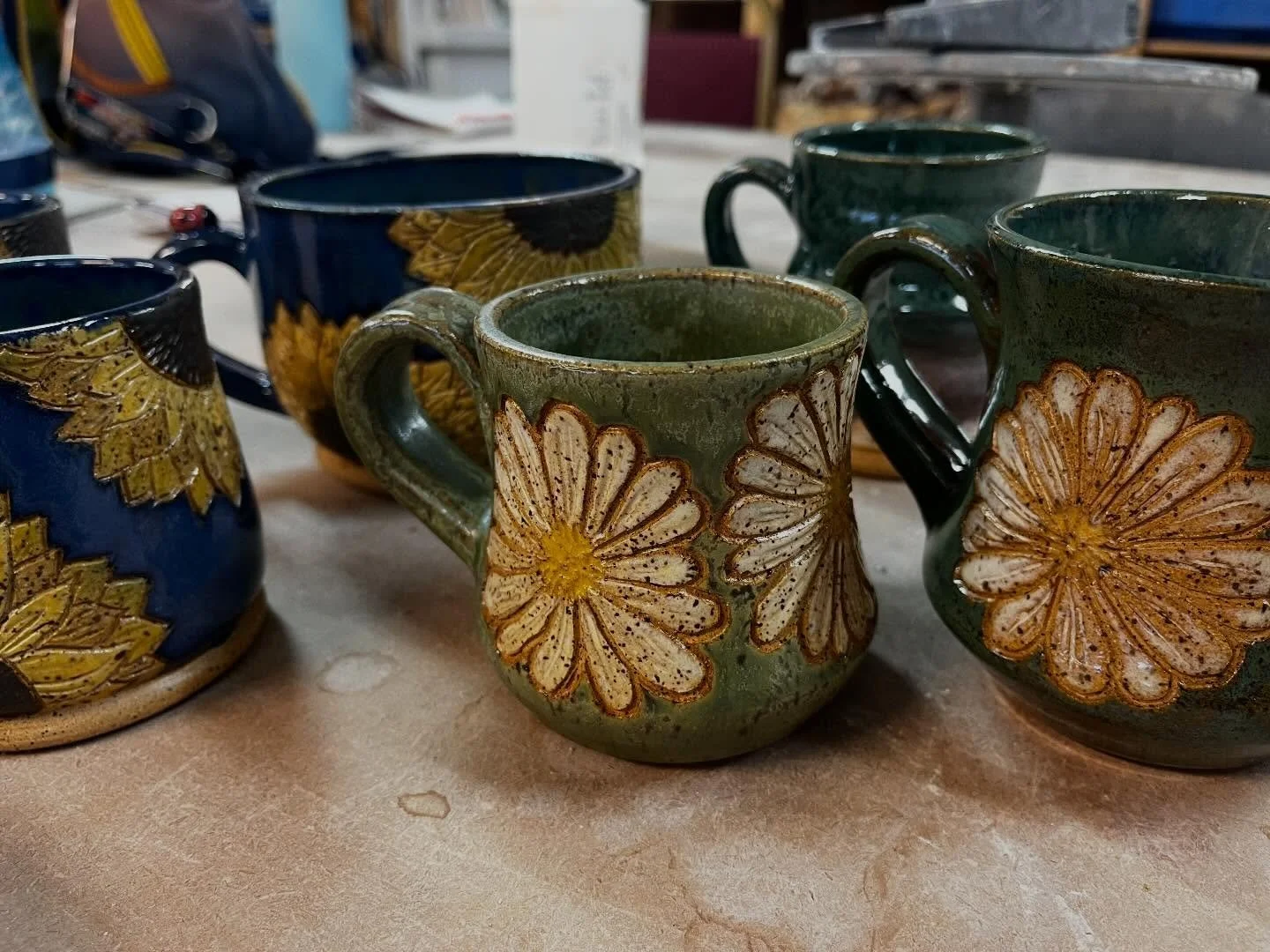 Spring has SPRUNG at Manassas Clay! Lots of florals to bring a smile to your face in the sunshine 🌞