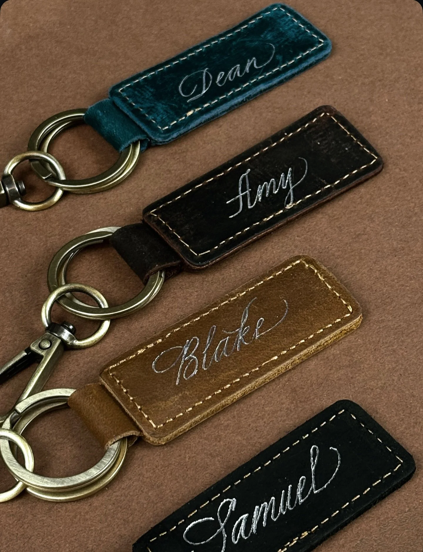 Silver foil ✨ for these personalized keychains to add a bit of luxe. #torontocalligrapher  #torontocalligraphy #hotfoil #hotfoilstamping #torontoeventsideas