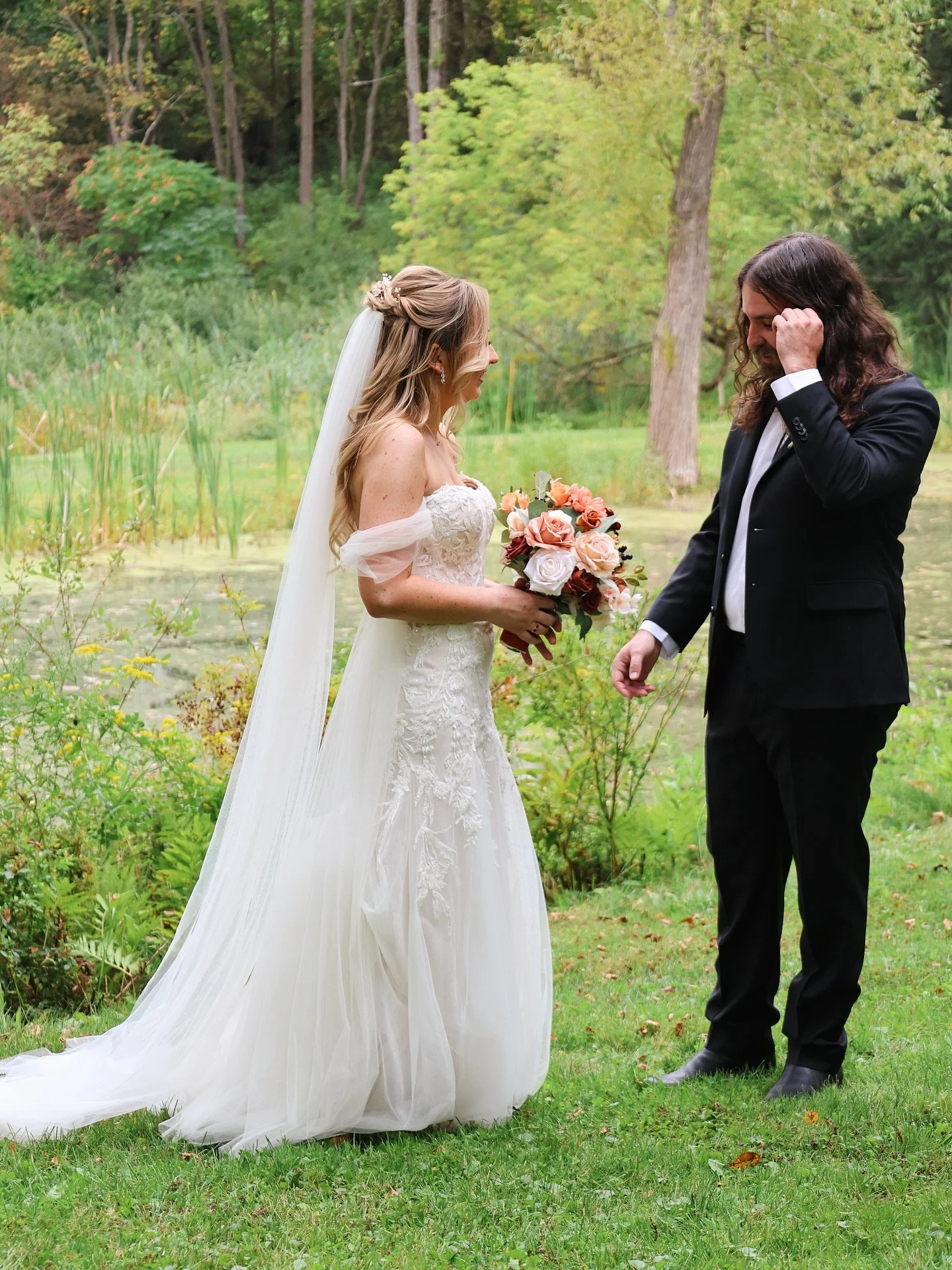 The coolest couple, most stunning bride + a beautiful venue&hellip; And PUPPIES. What else do you need?!

Venue: @hayloftinthegrove
Photography: @stefanludwigphotography
Newlyweds! @jesschizuk and @gregzeismusic
Puppy rescue at cocktail hour: @7heart