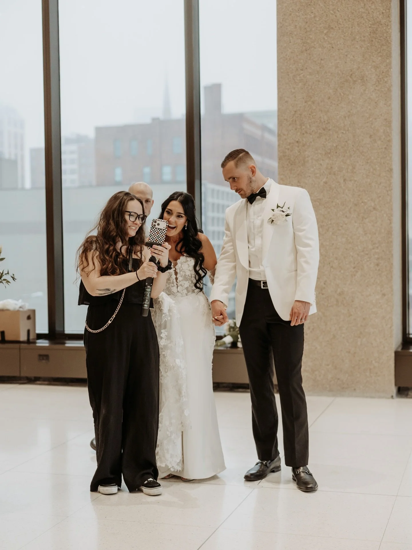 Thank you, @jessyhermanphoto for these photos!! 🥰

Anddddd look at this beautiful couple (again bc I will continue posting from their day!!!)

📸 @jessyhermanphoto
📍 @admiral_room
💍 @devyn.marie29 @andrewcollins0
🤳 me + @danaaaridge 

#weddingcon
