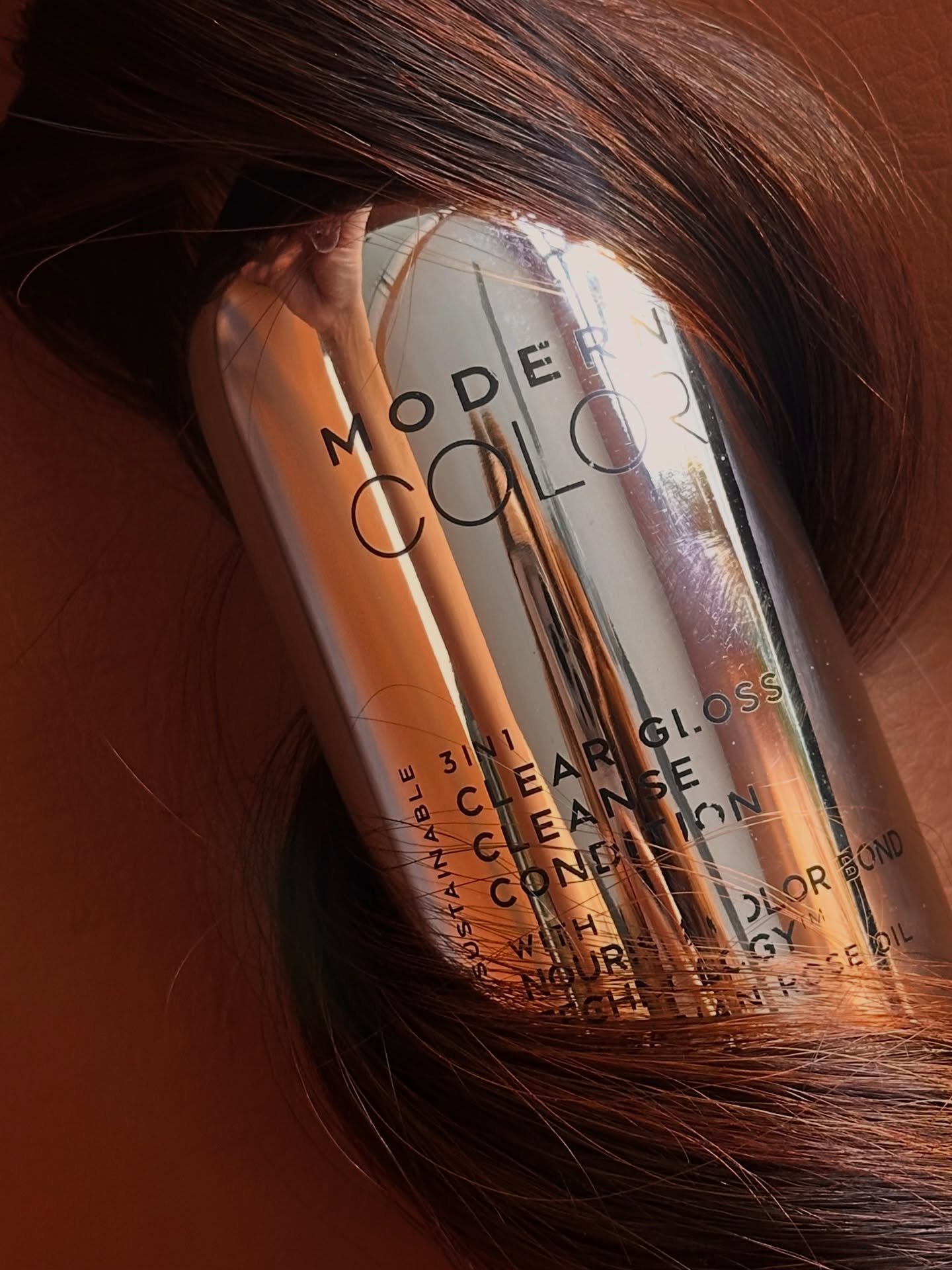@themoderncolor Conditioning hair gloss is designed to preserve vibrancy and deeply hydrate with a botanical blend of Bulgarian rose oil, coconut oil and quinoa. 
Start the new year with soft frizz free hair 💫
