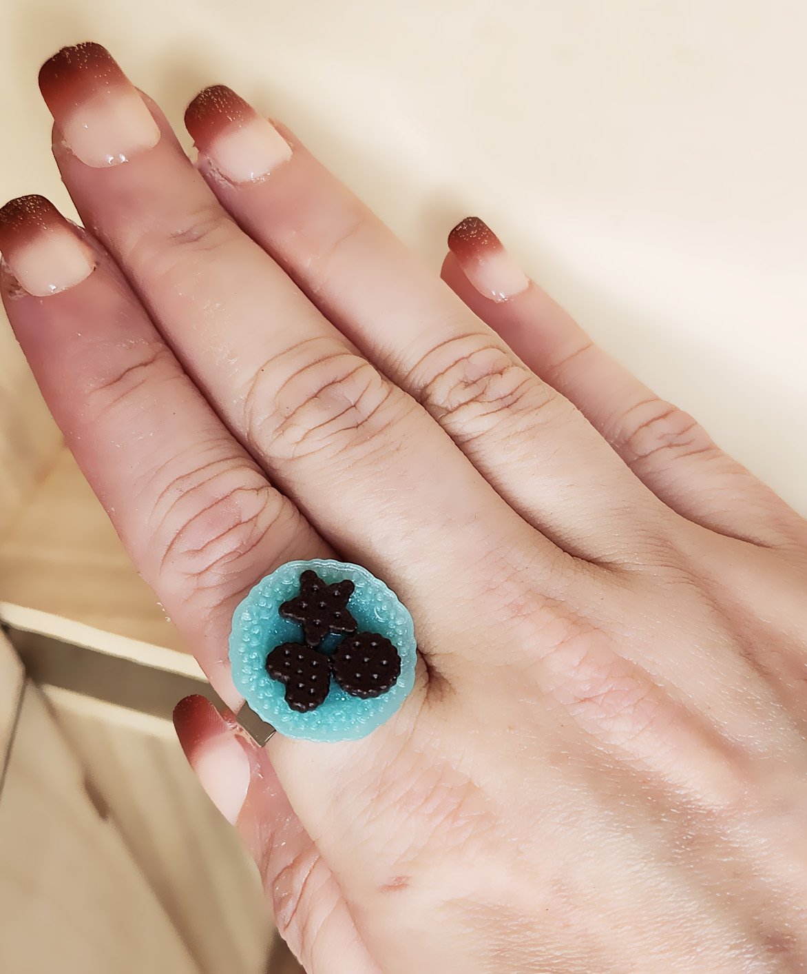 Chocolate cookies ring
Adjustable metal ring with resin plate and two donuts with frosting