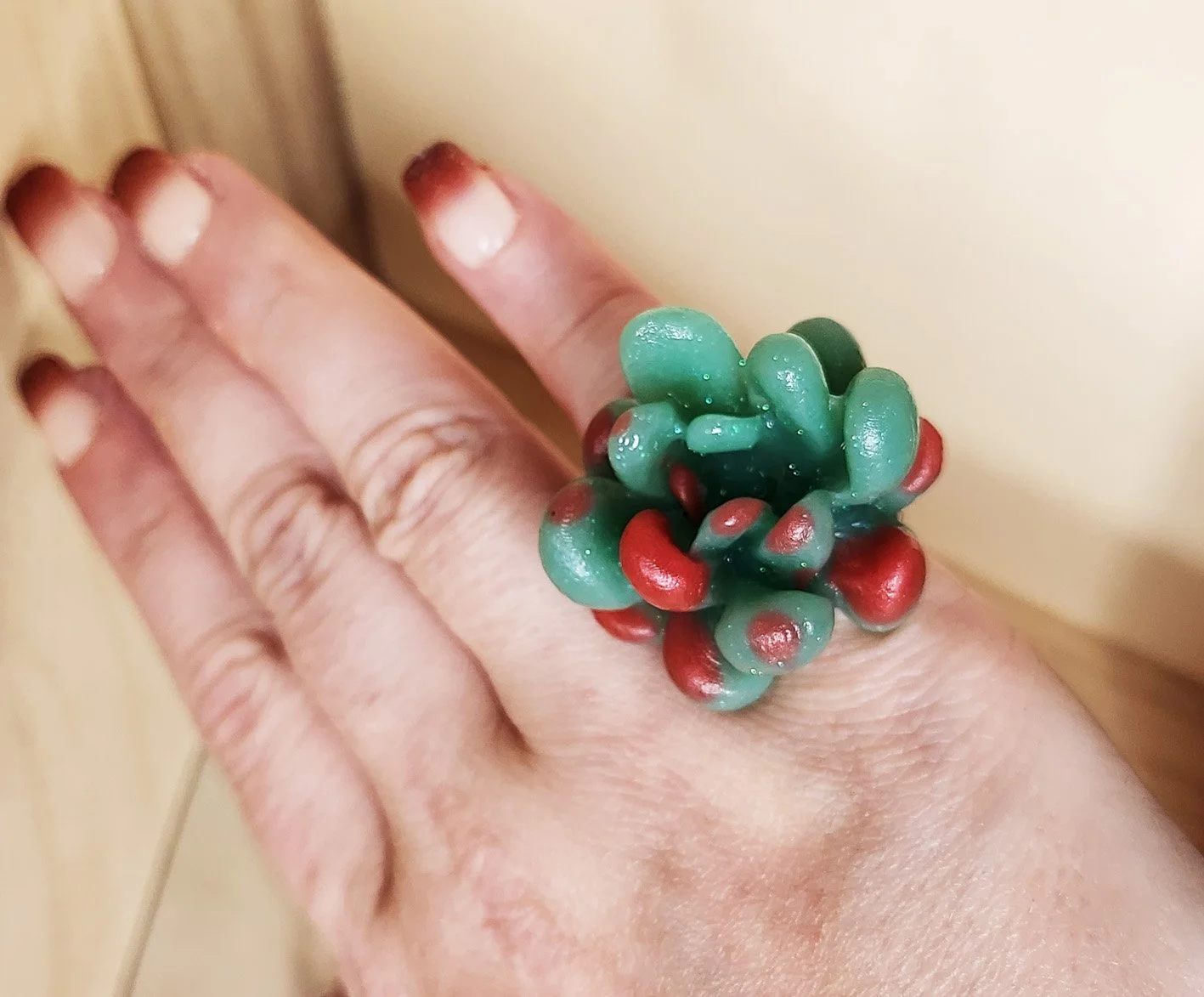 Round succulent ring
Adjustable metal ring with resin succulent